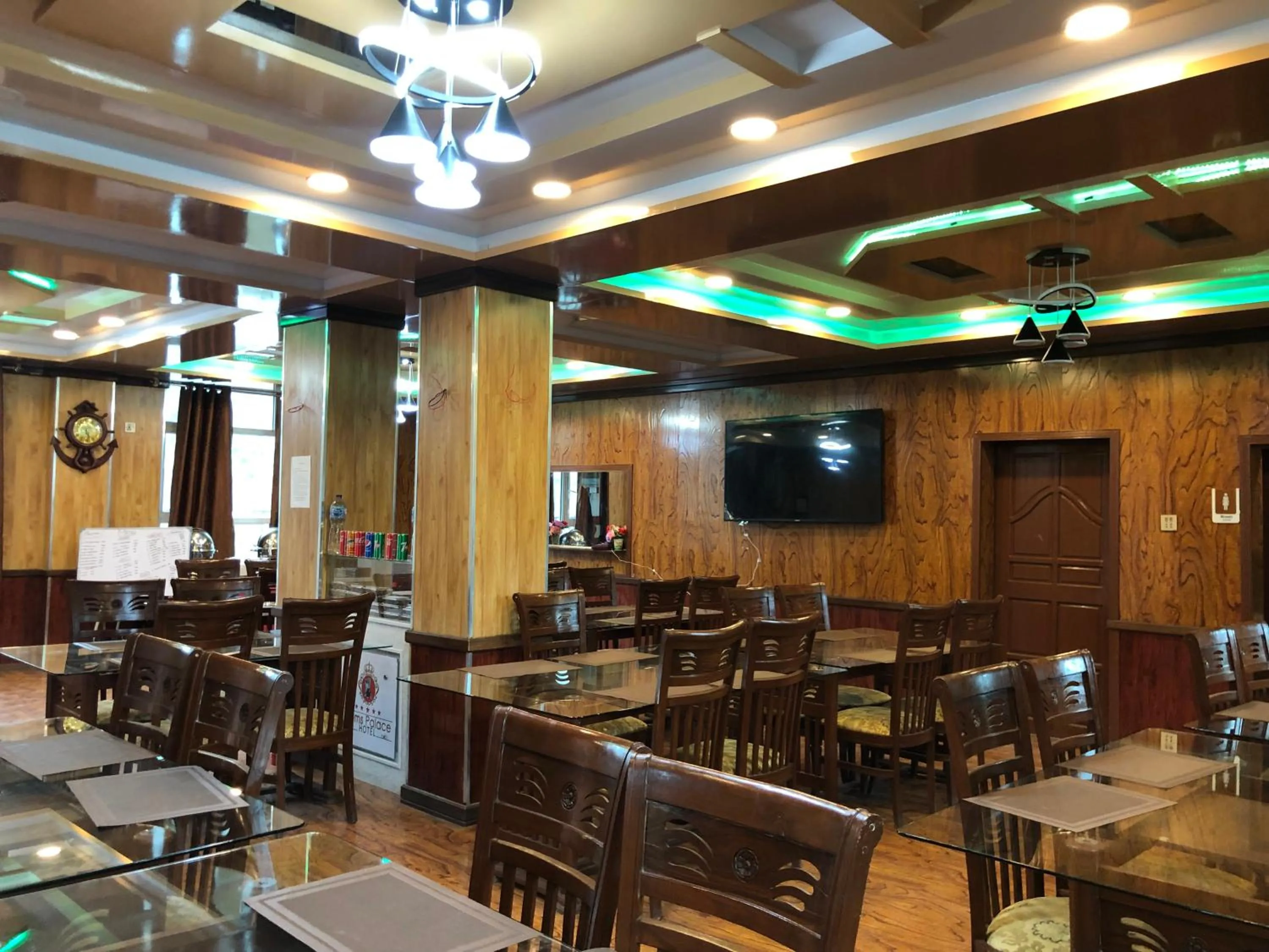 Restaurant/places to eat in Gems Palace Hotel Sost