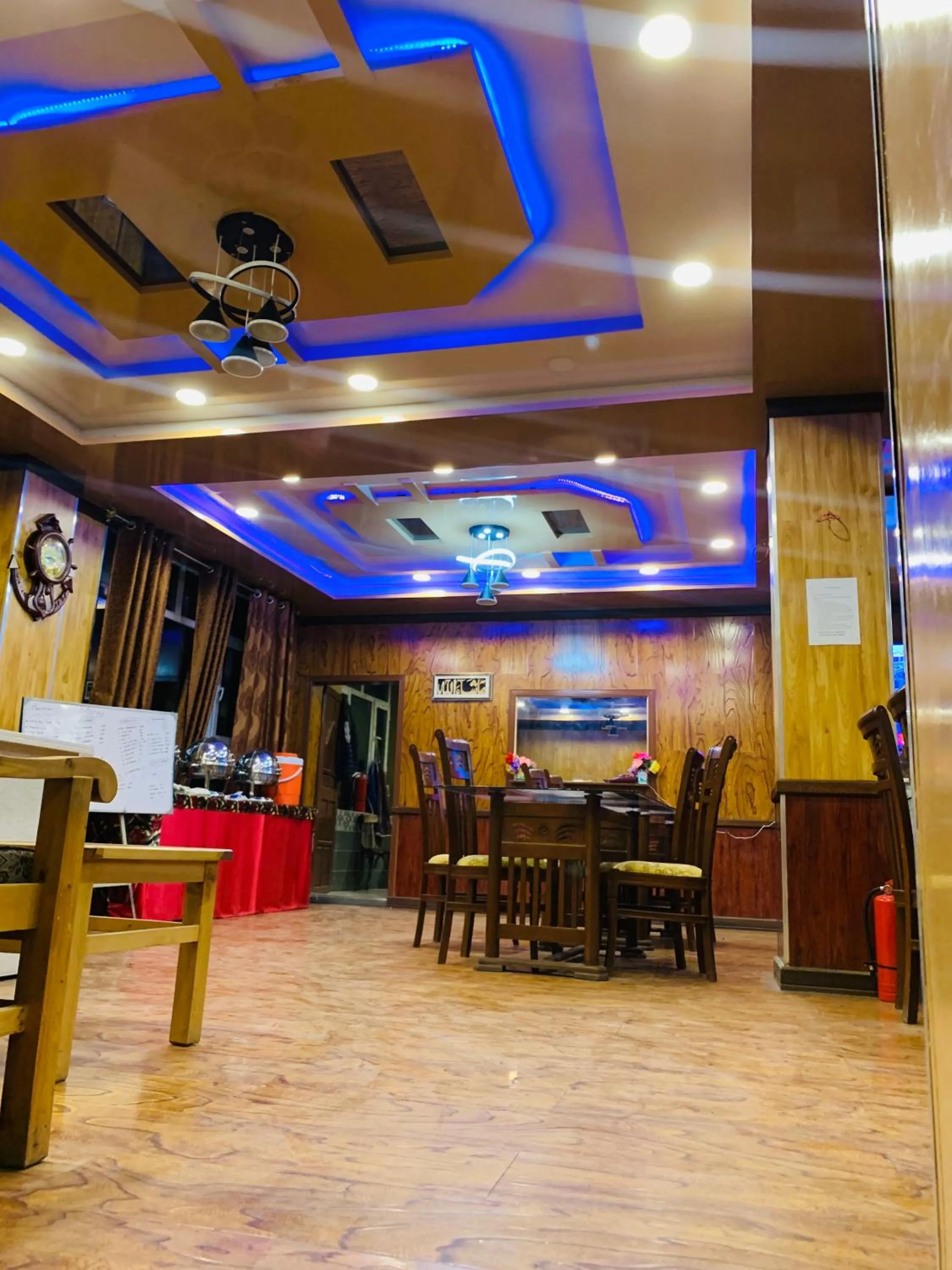 Restaurant/places to eat in Gems Palace Hotel Sost