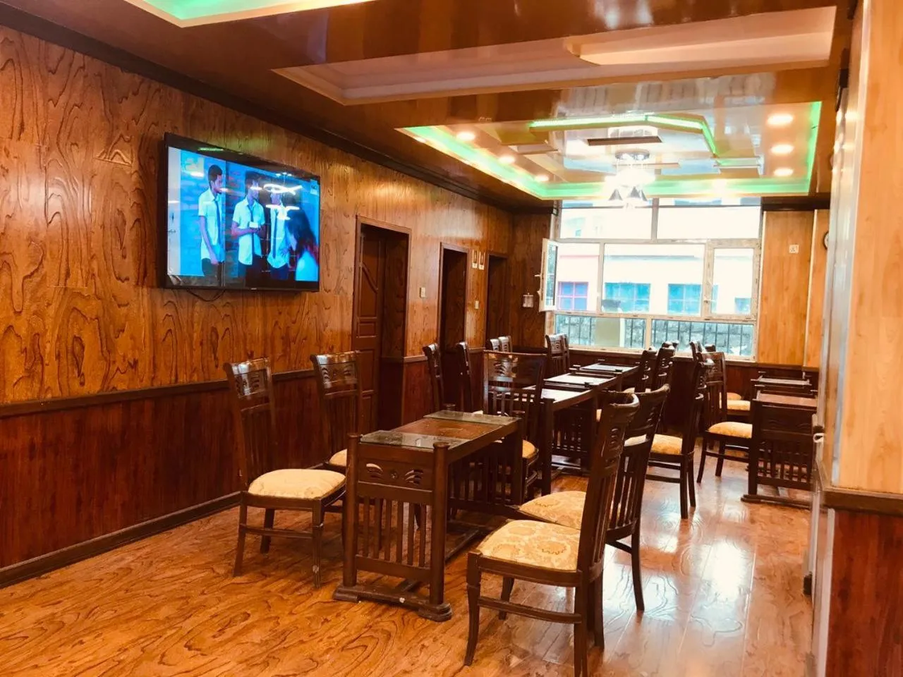 Restaurant/places to eat in Gems Palace Hotel Sost