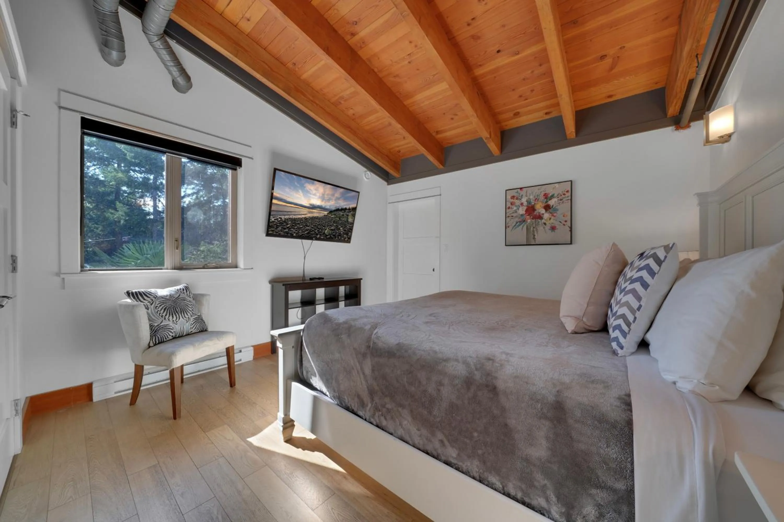 Bedroom, Bed in Mariner's Loft - Salt Spring Island
