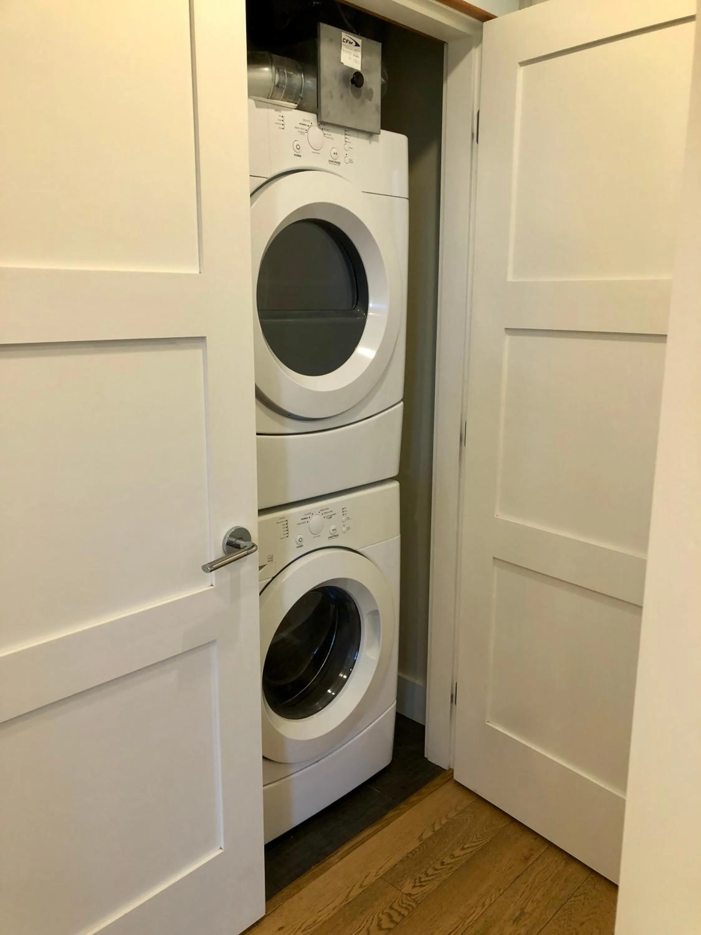 washing machine in Mariner's Loft - Salt Spring Island