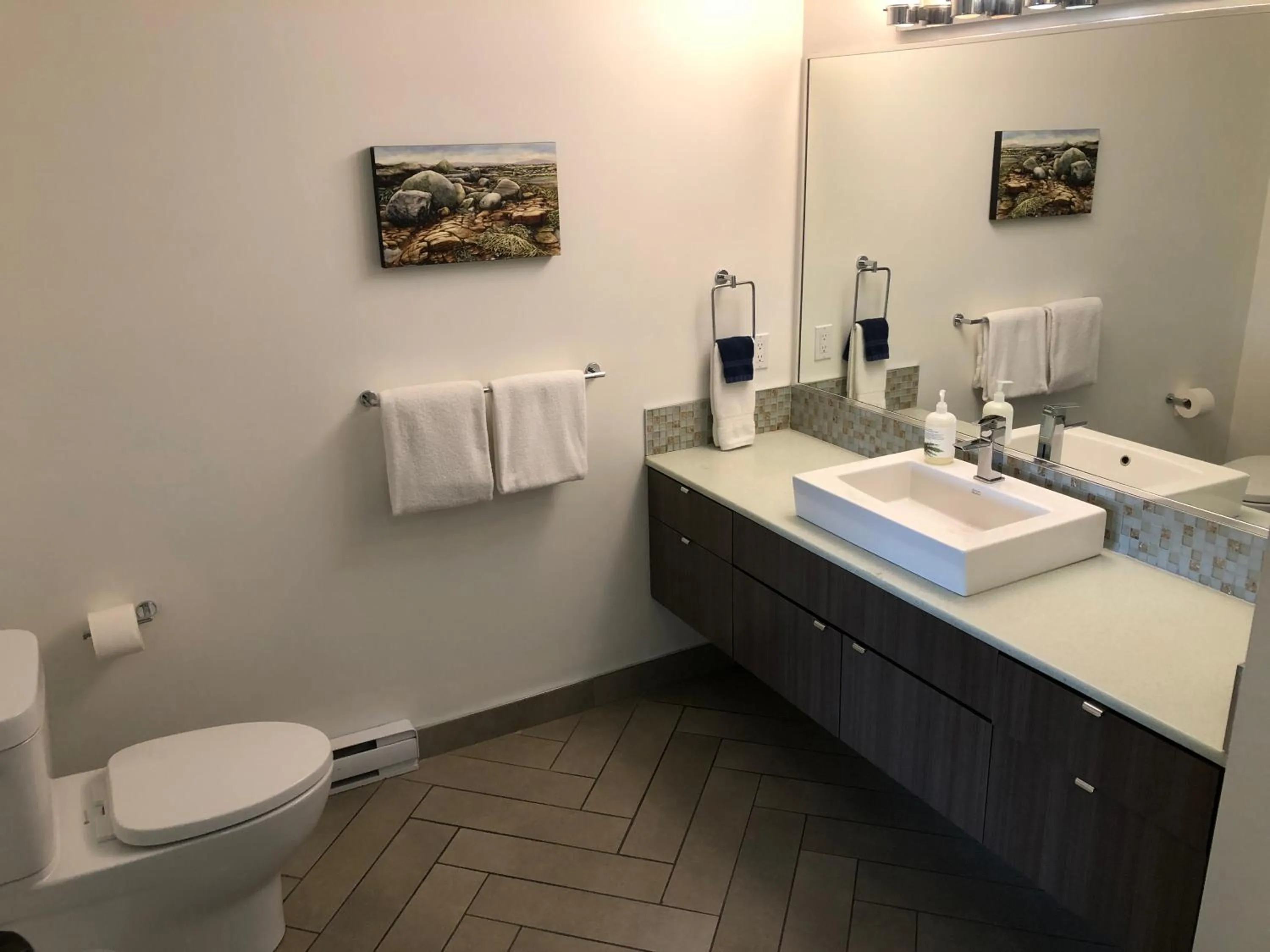 Bathroom in Mariner's Loft - Salt Spring Island