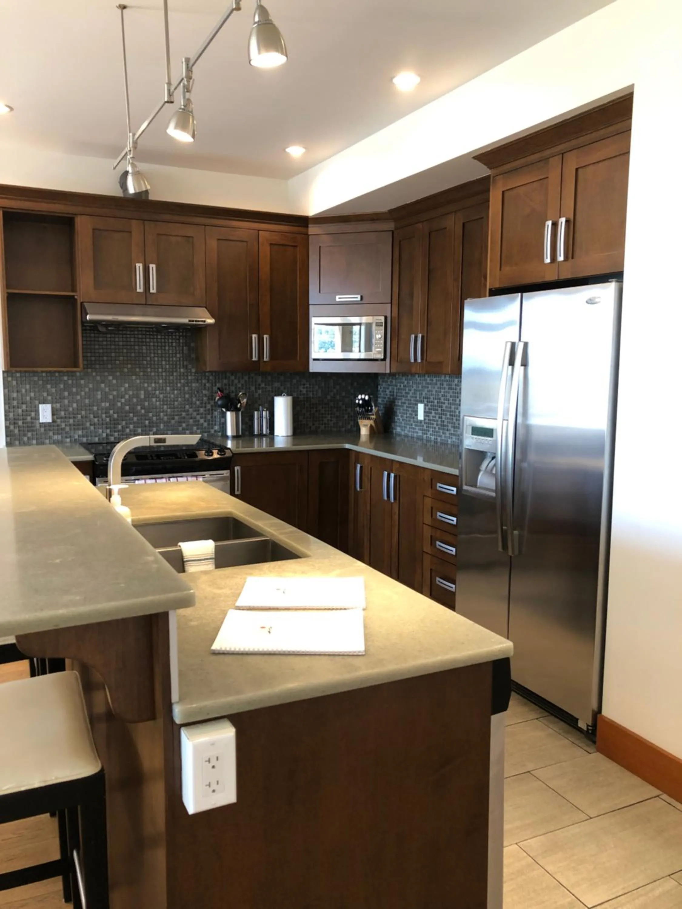 Kitchen or kitchenette in Mariner's Loft - Salt Spring Island