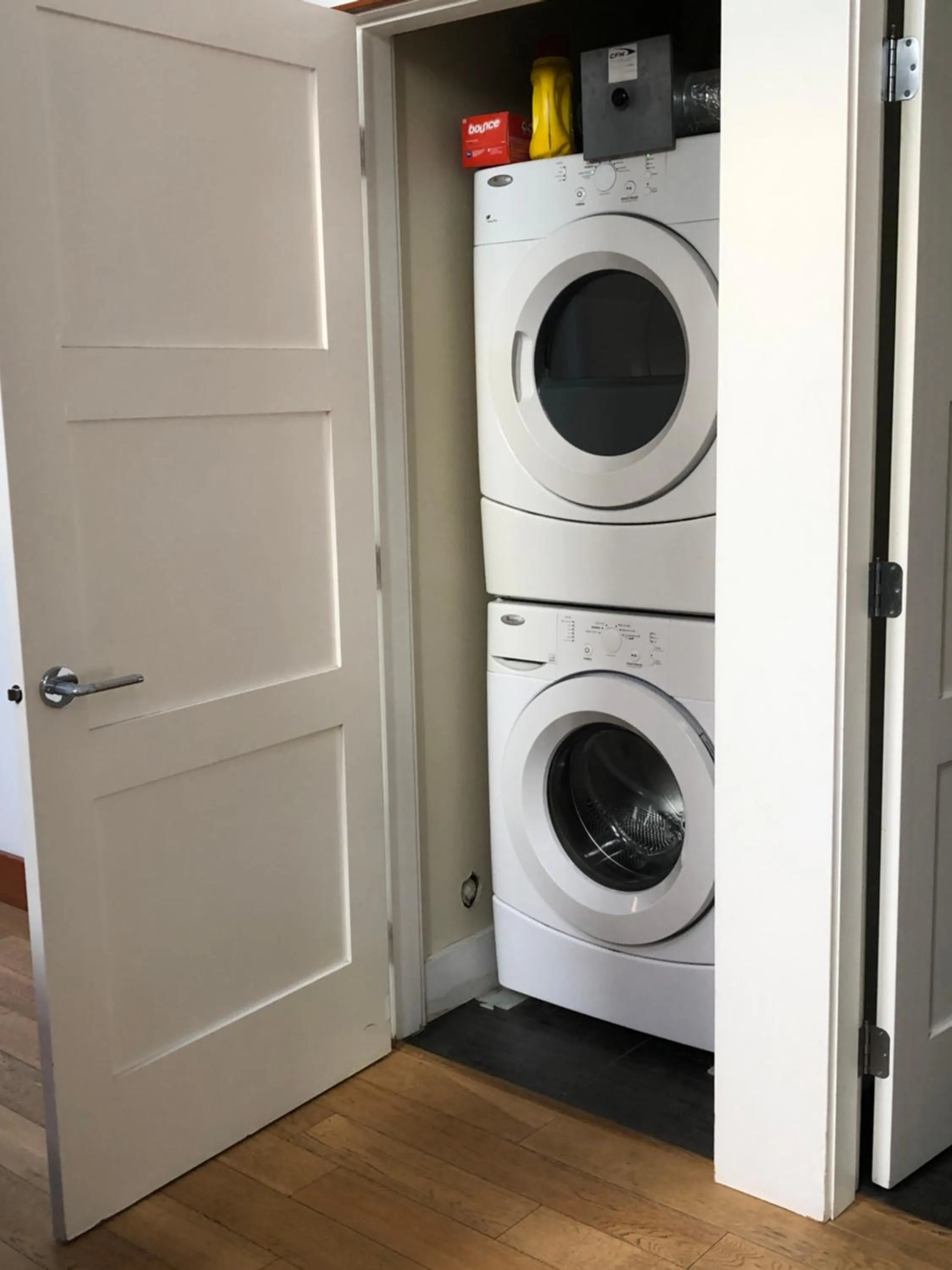 washing machine in Mariner's Loft - Salt Spring Island