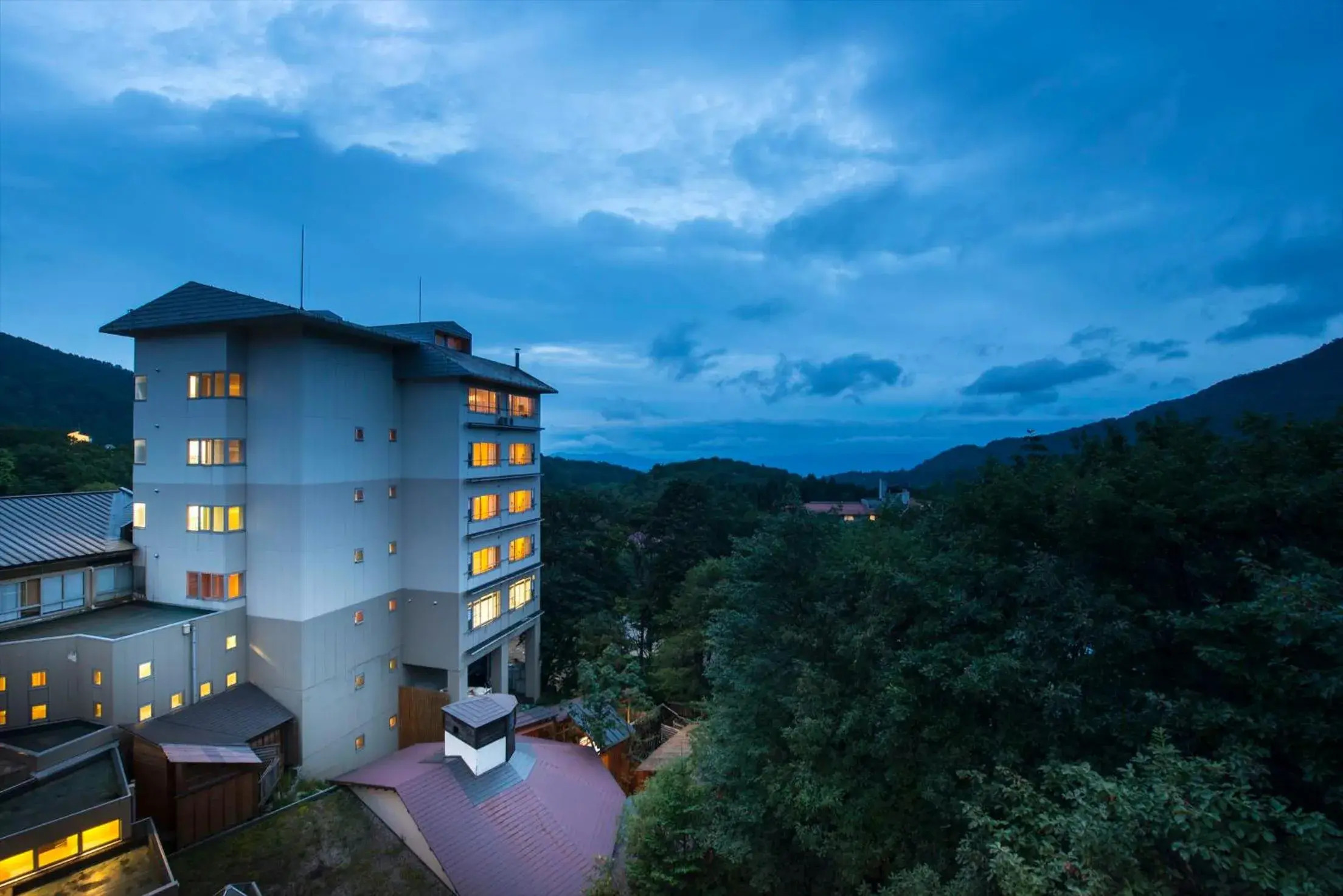 Facade/entrance in Takamiya Hotel Lucent Facade/entrance in Takamiya Hotel Lucent