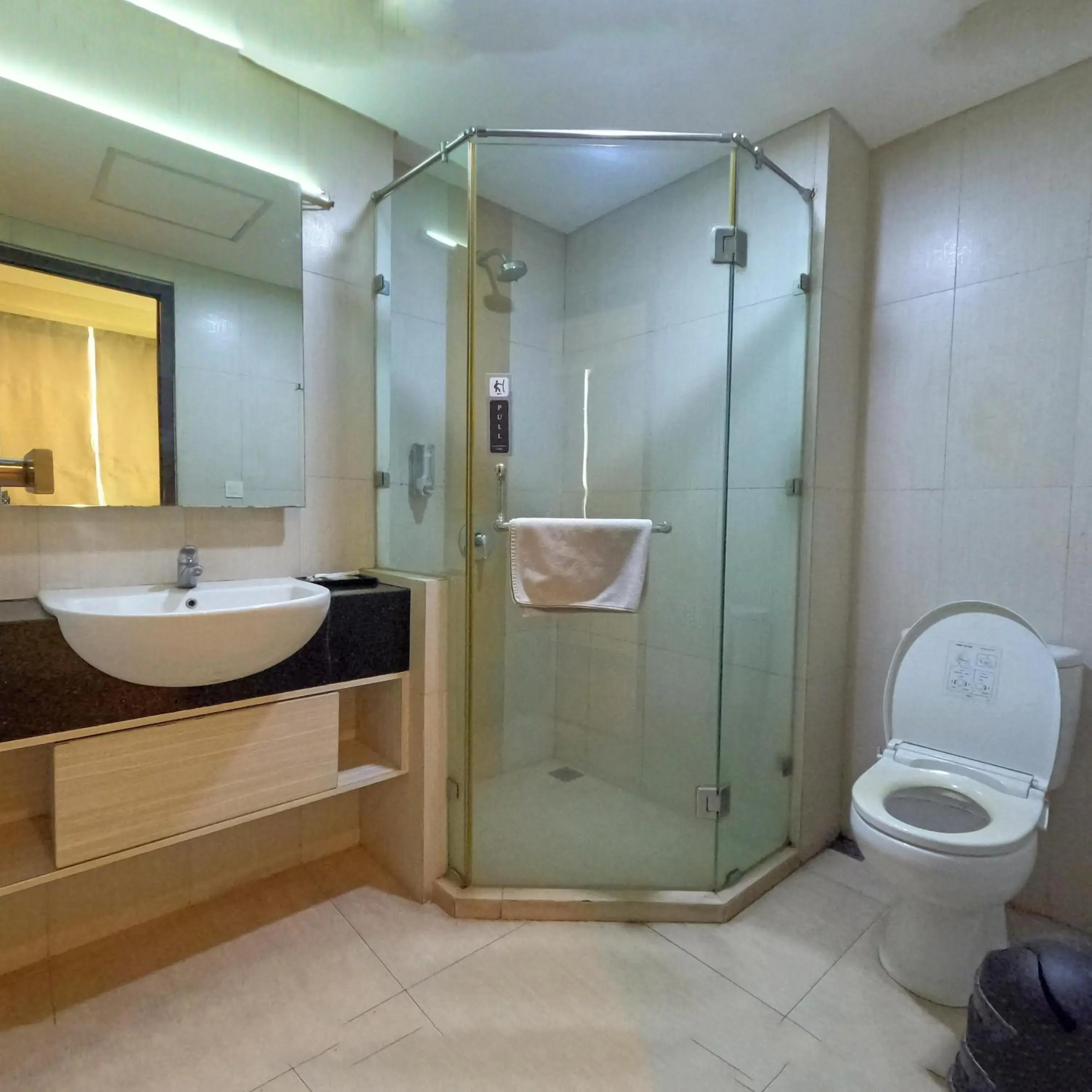 Superior Double Room in World Hotel Jakarta - Bandengan Superior Double Room in World Hotel Jakarta - Bandengan