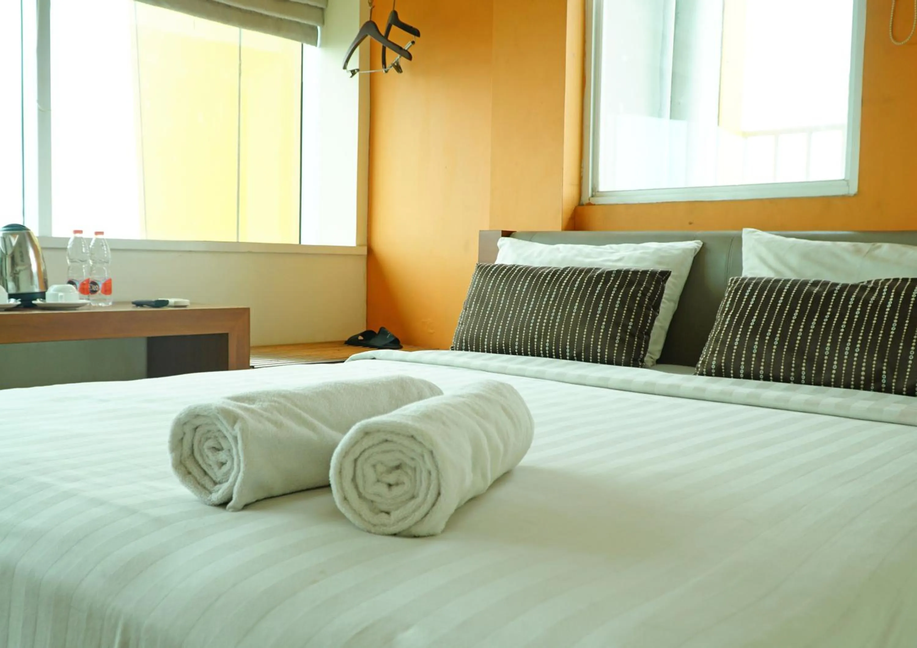 Photo of the whole room, Bed in World Hotel Jakarta - Bandengan