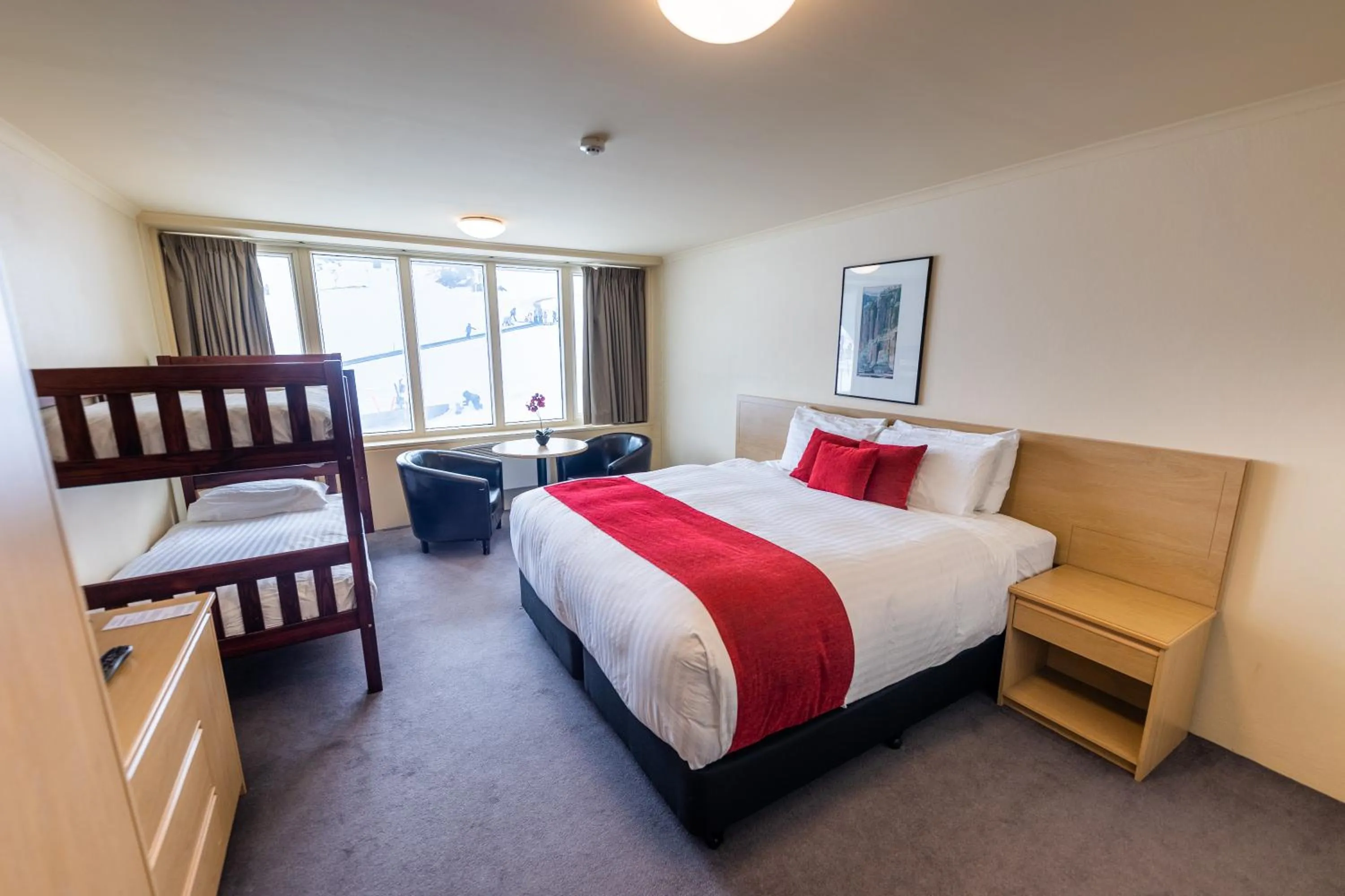 Property building, Bed in The Perisher Valley Hotel