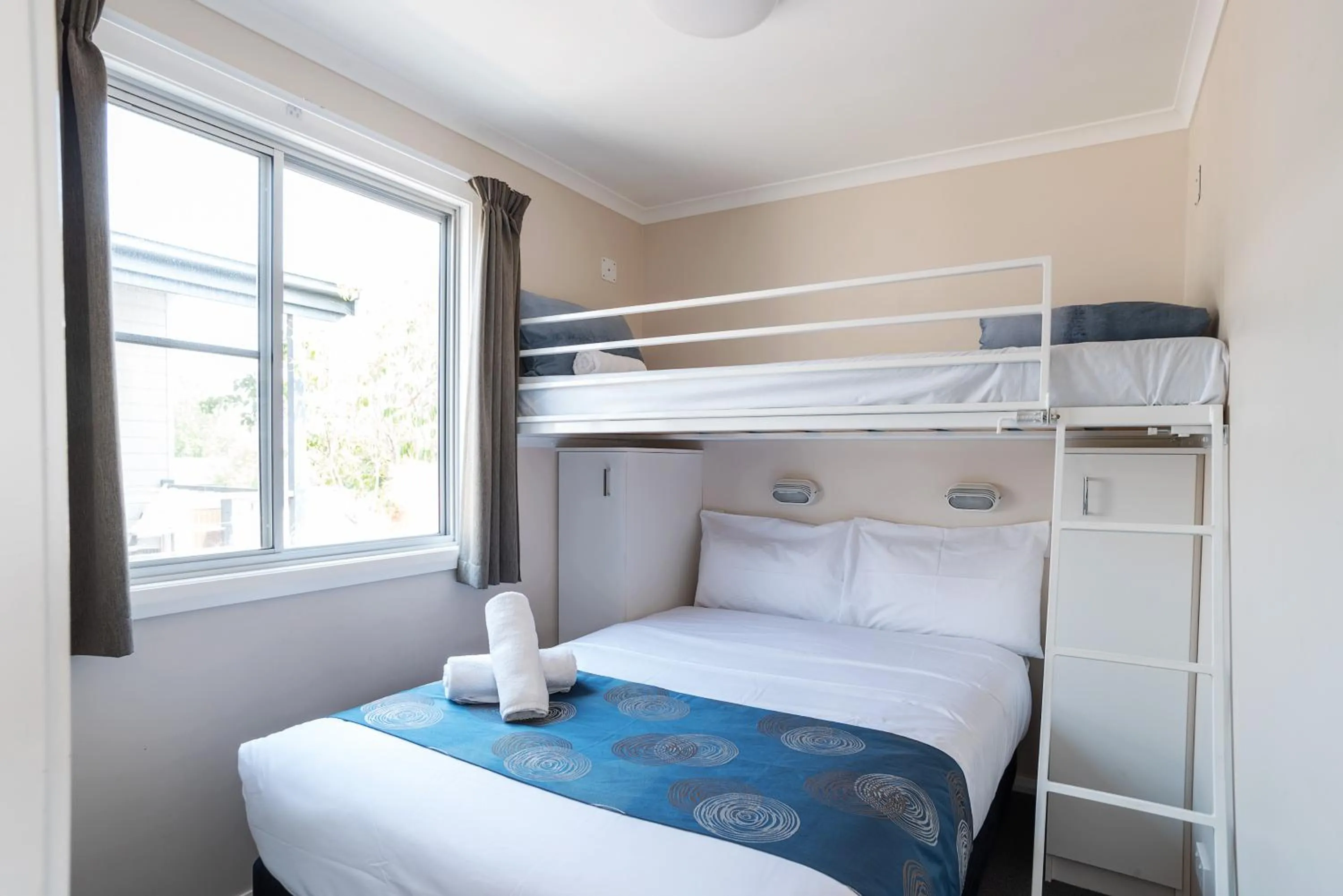 Bedroom, Bed in Crestview Tourist Park