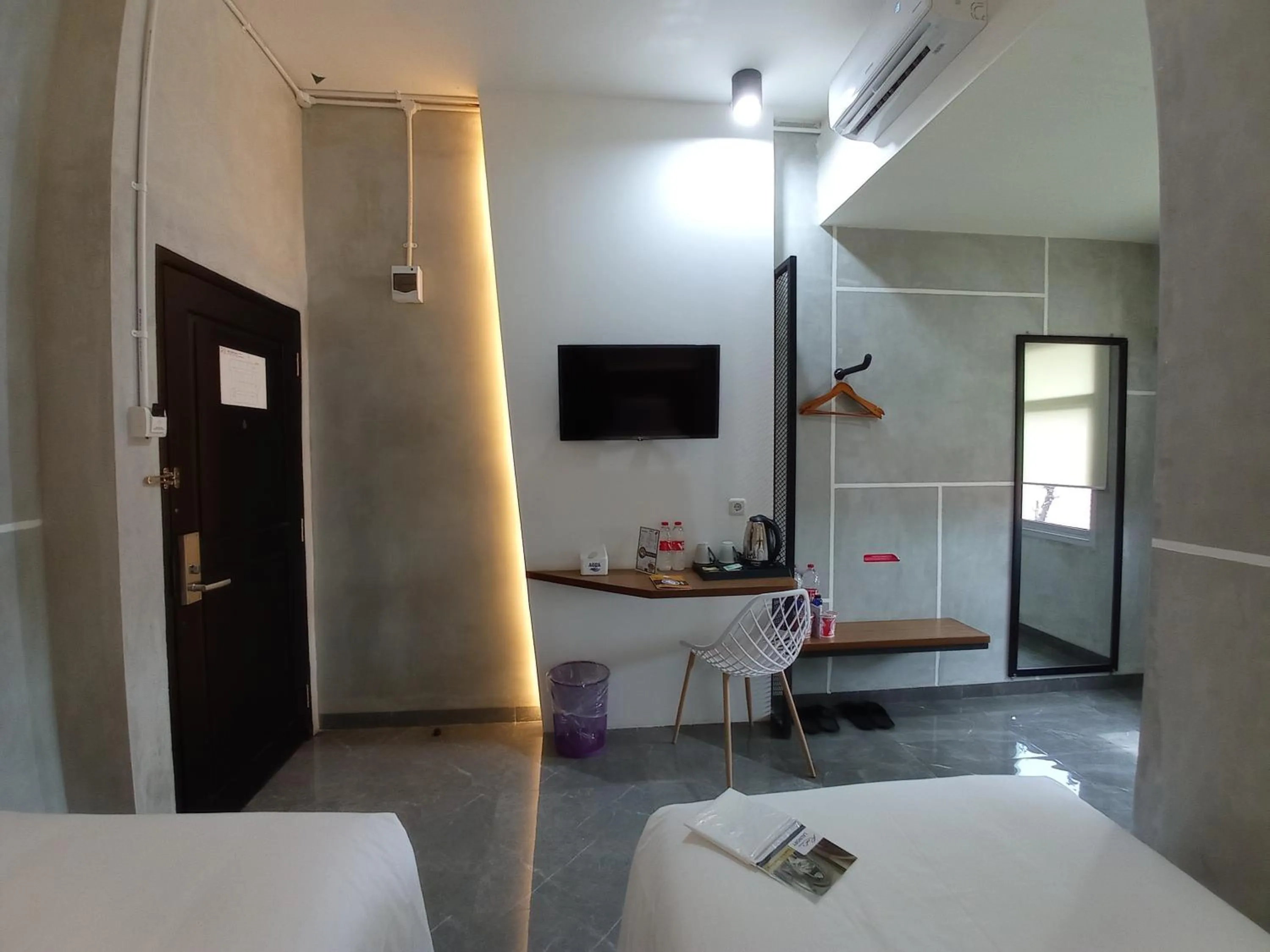 TV and multimedia, Bed in Rid's Hotel Palembang