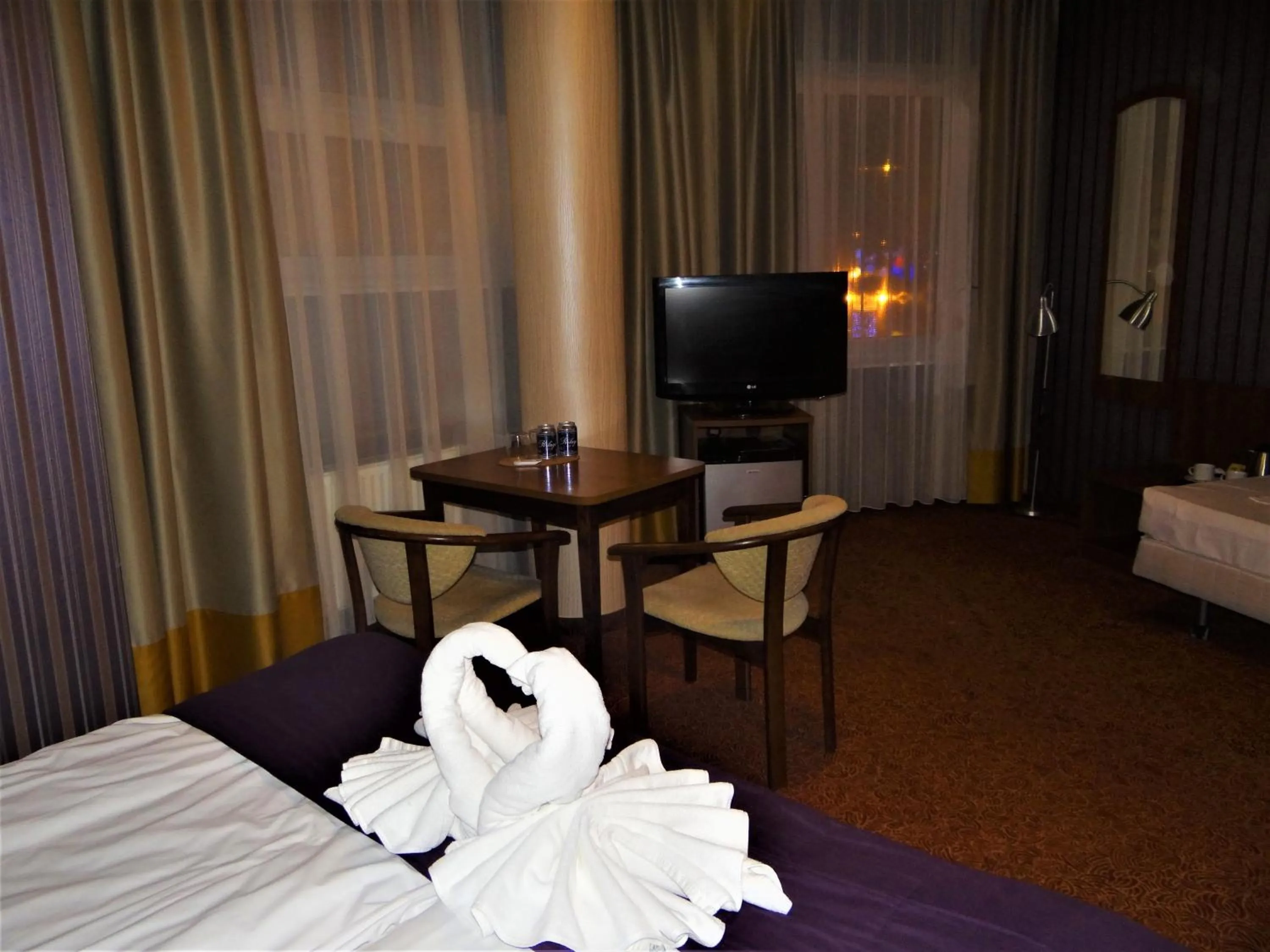 TV and multimedia, Bed in Grot Hotel