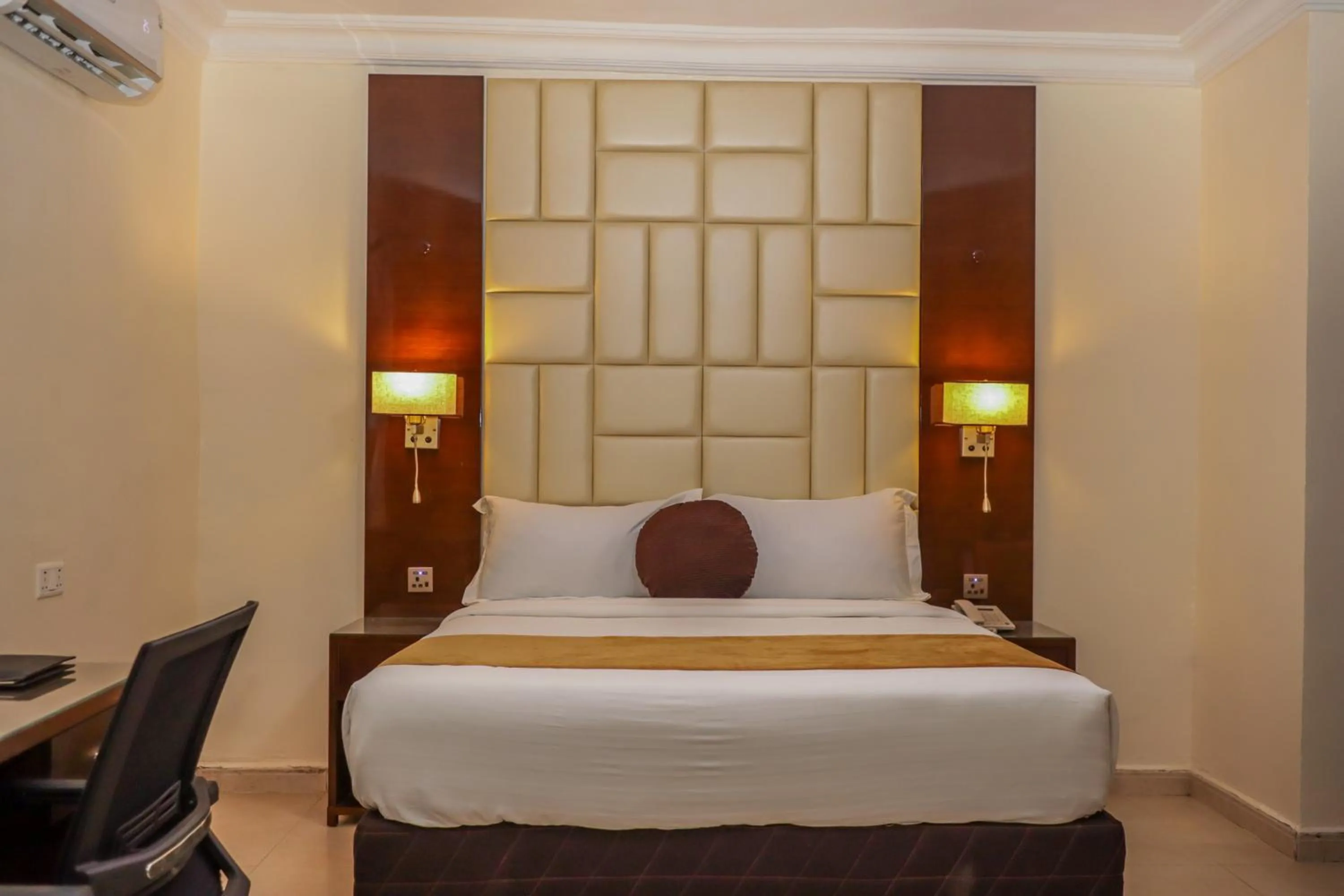 Bed in De Rembrandt Classic Hotel