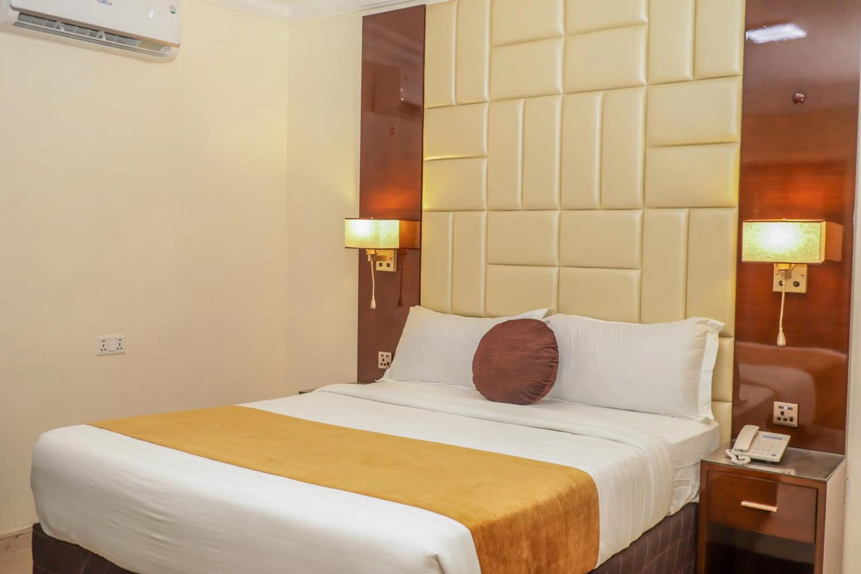 Bedroom, Bed in De Rembrandt Classic Hotel