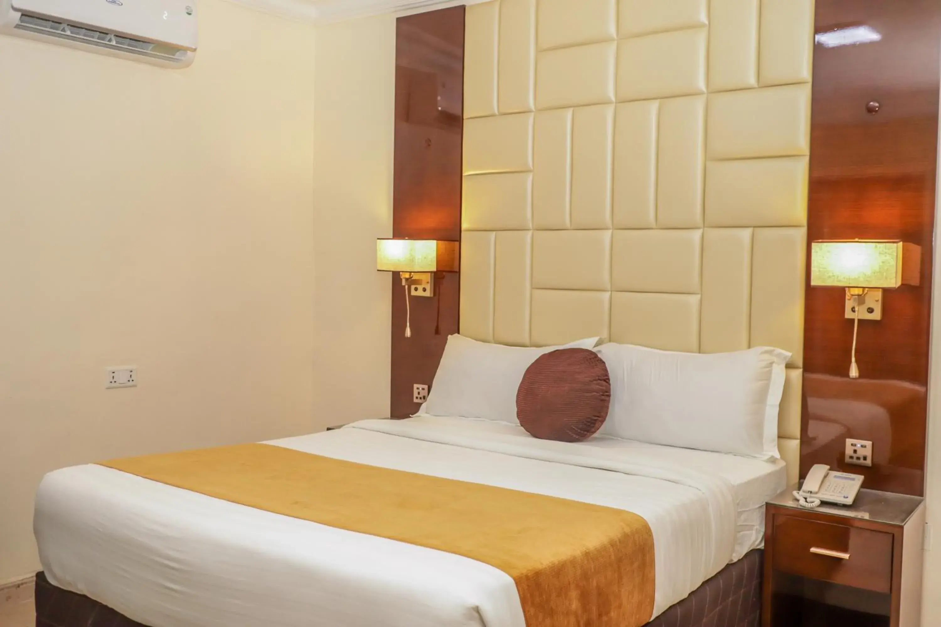 Bedroom, Bed in De Rembrandt Classic Hotel Bedroom, Bed in De Rembrandt Classic Hotel