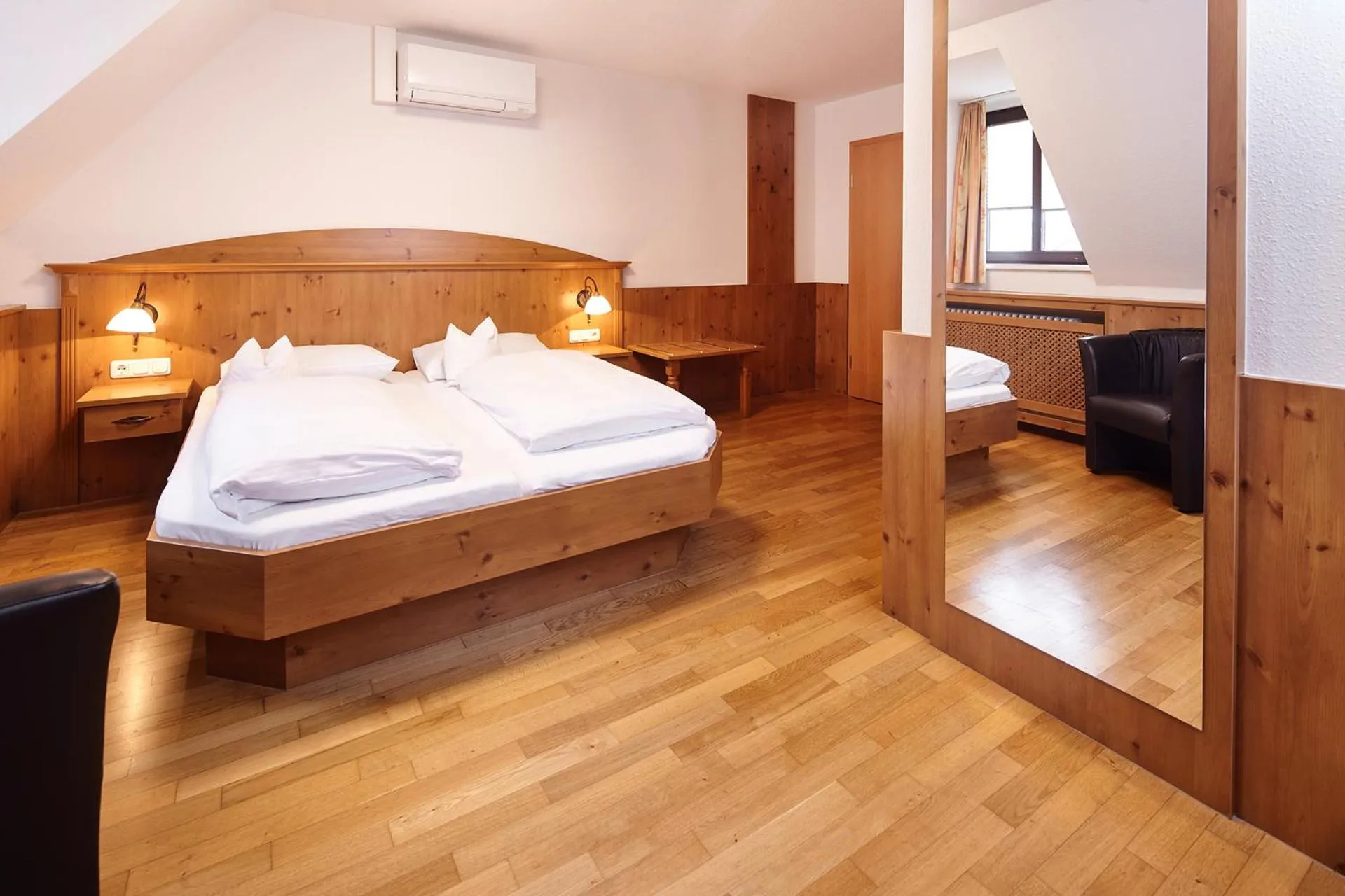 Photo of the whole room, Bed in Hotel Zu den Drei Kronen