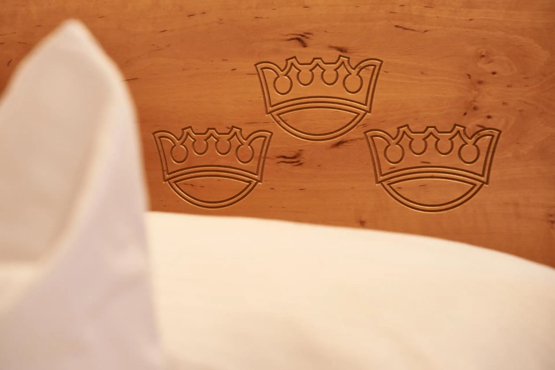 Bed in Hotel Zu den Drei Kronen