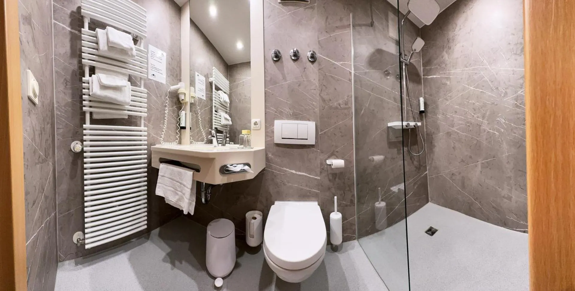 Bathroom in Hotel Zu den Drei Kronen