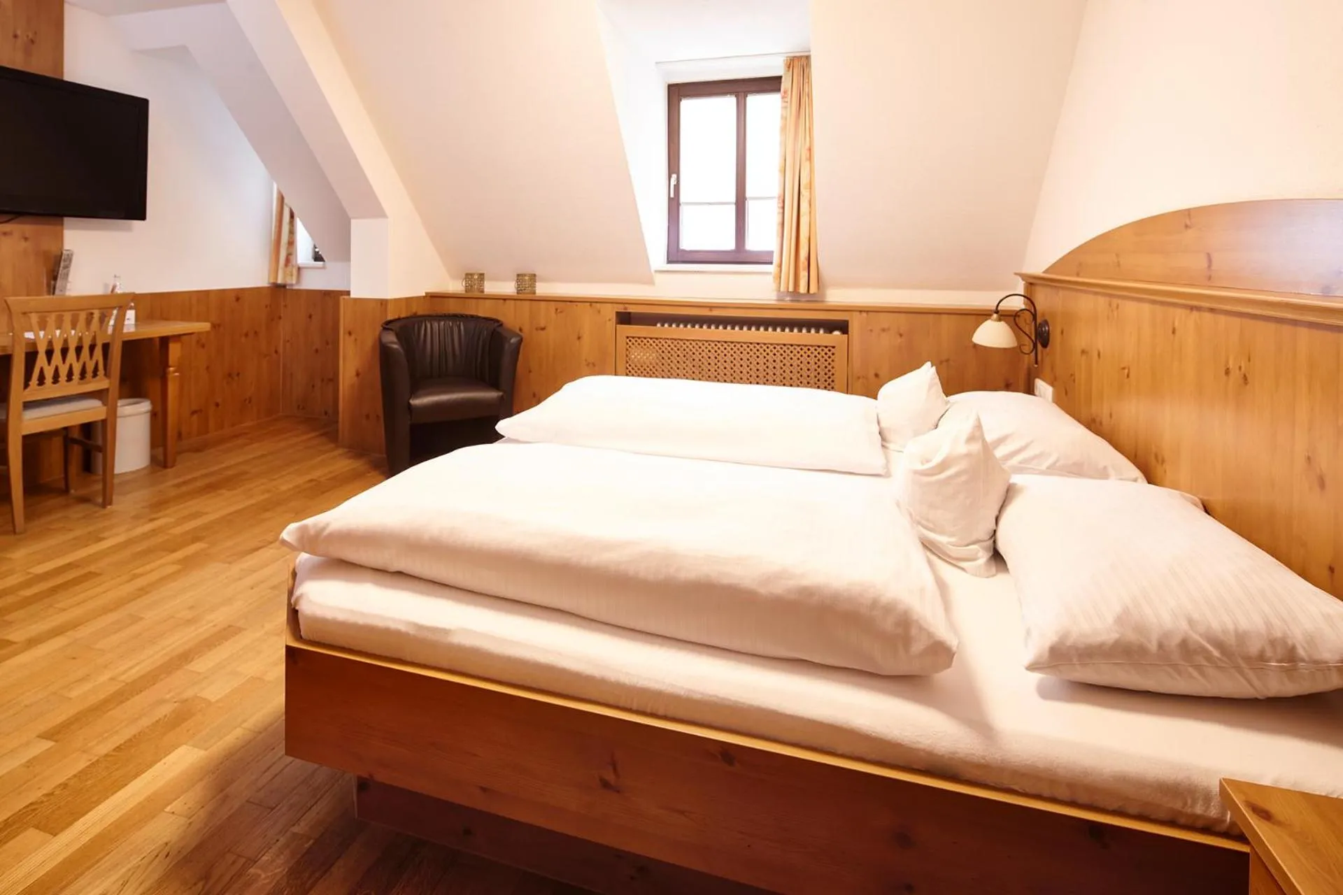 Photo of the whole room, Bed in Hotel Zu den Drei Kronen