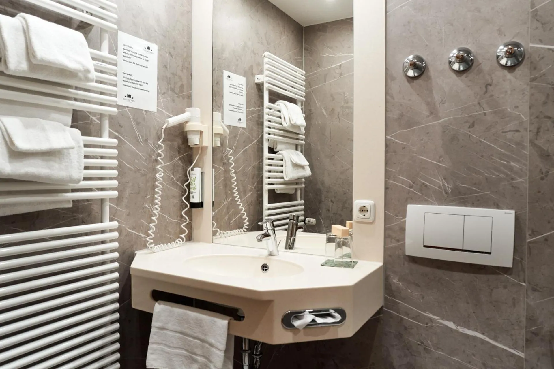 Bathroom in Hotel Zu den Drei Kronen