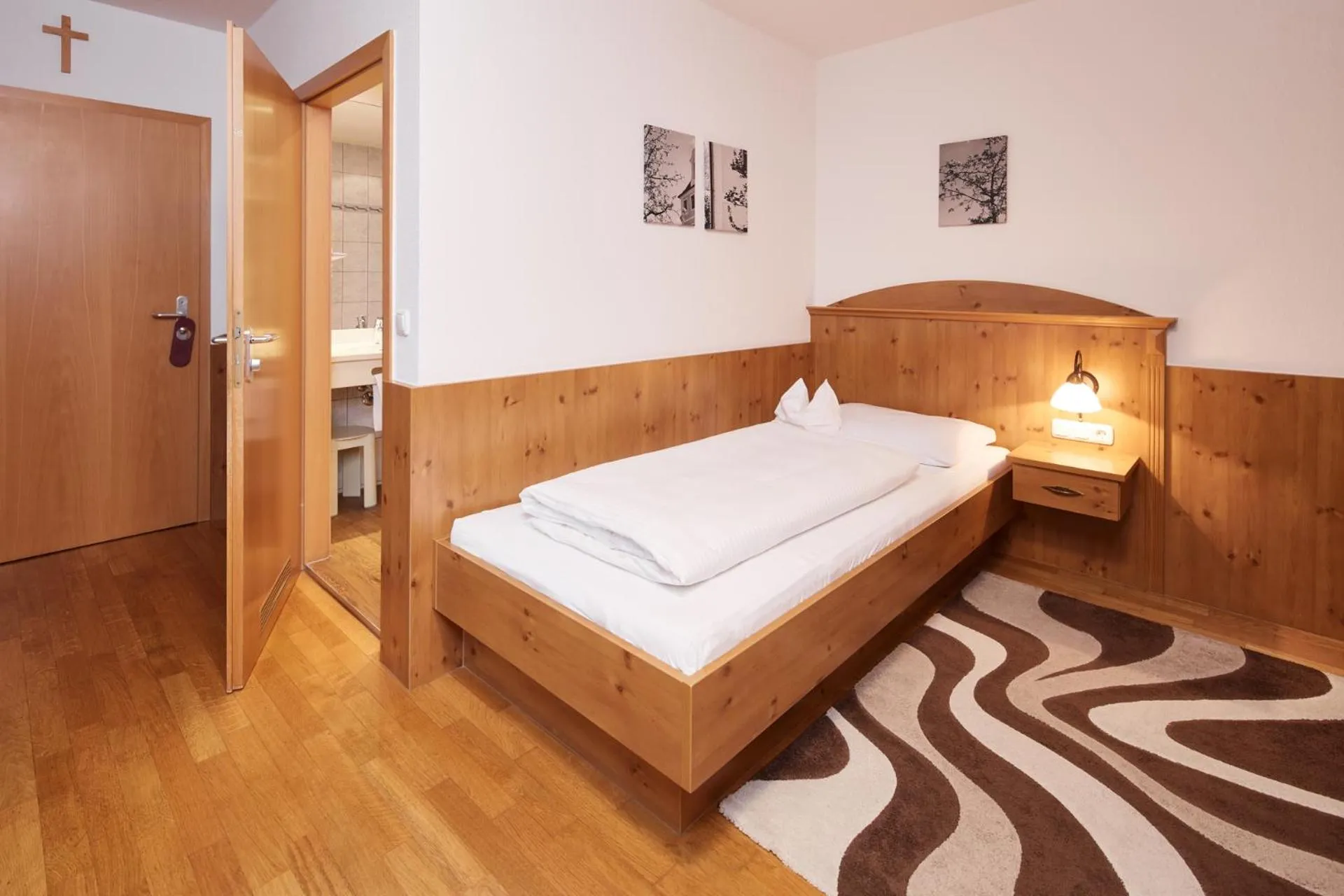 Photo of the whole room, Bed in Hotel Zu den Drei Kronen