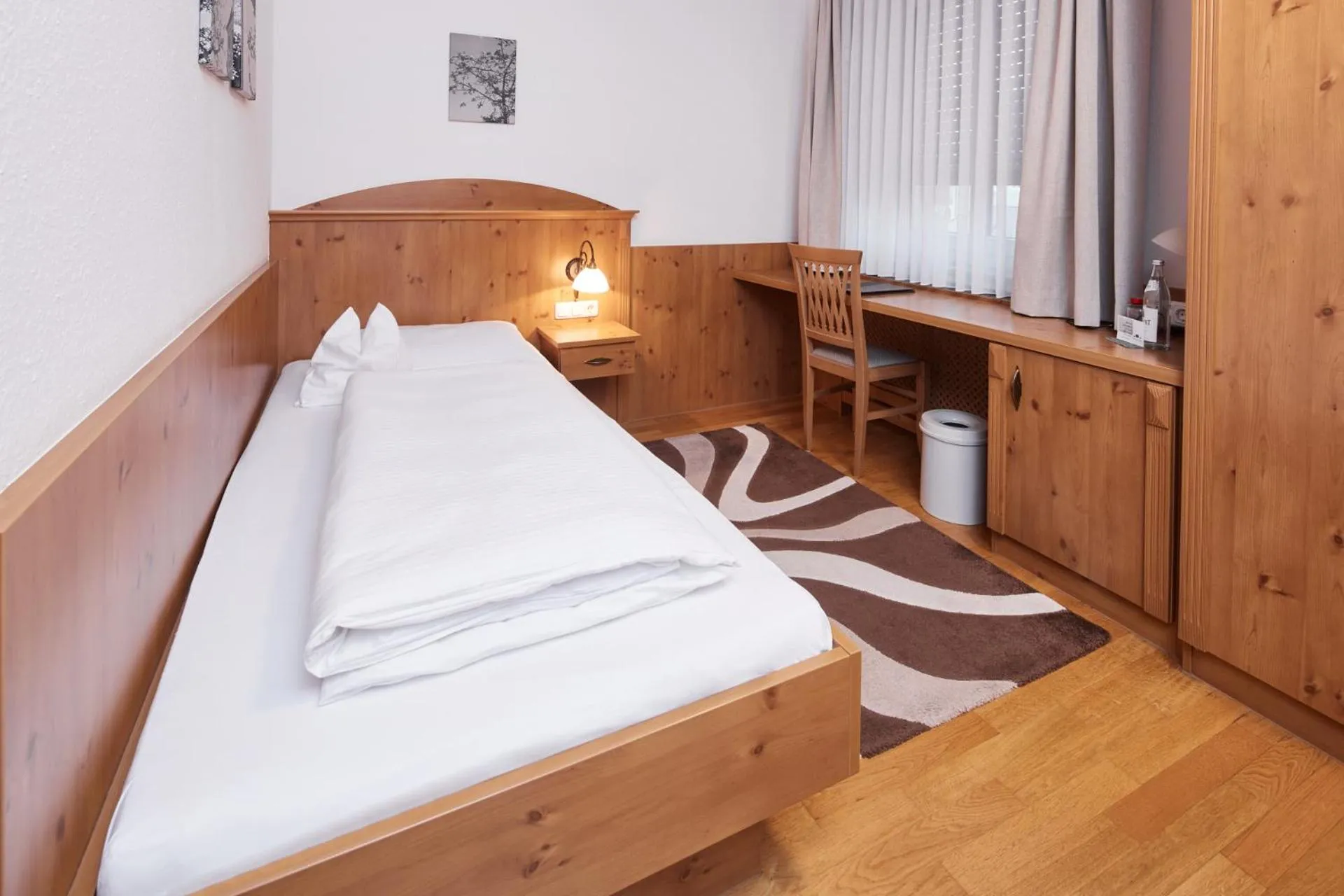 Photo of the whole room, Bed in Hotel Zu den Drei Kronen