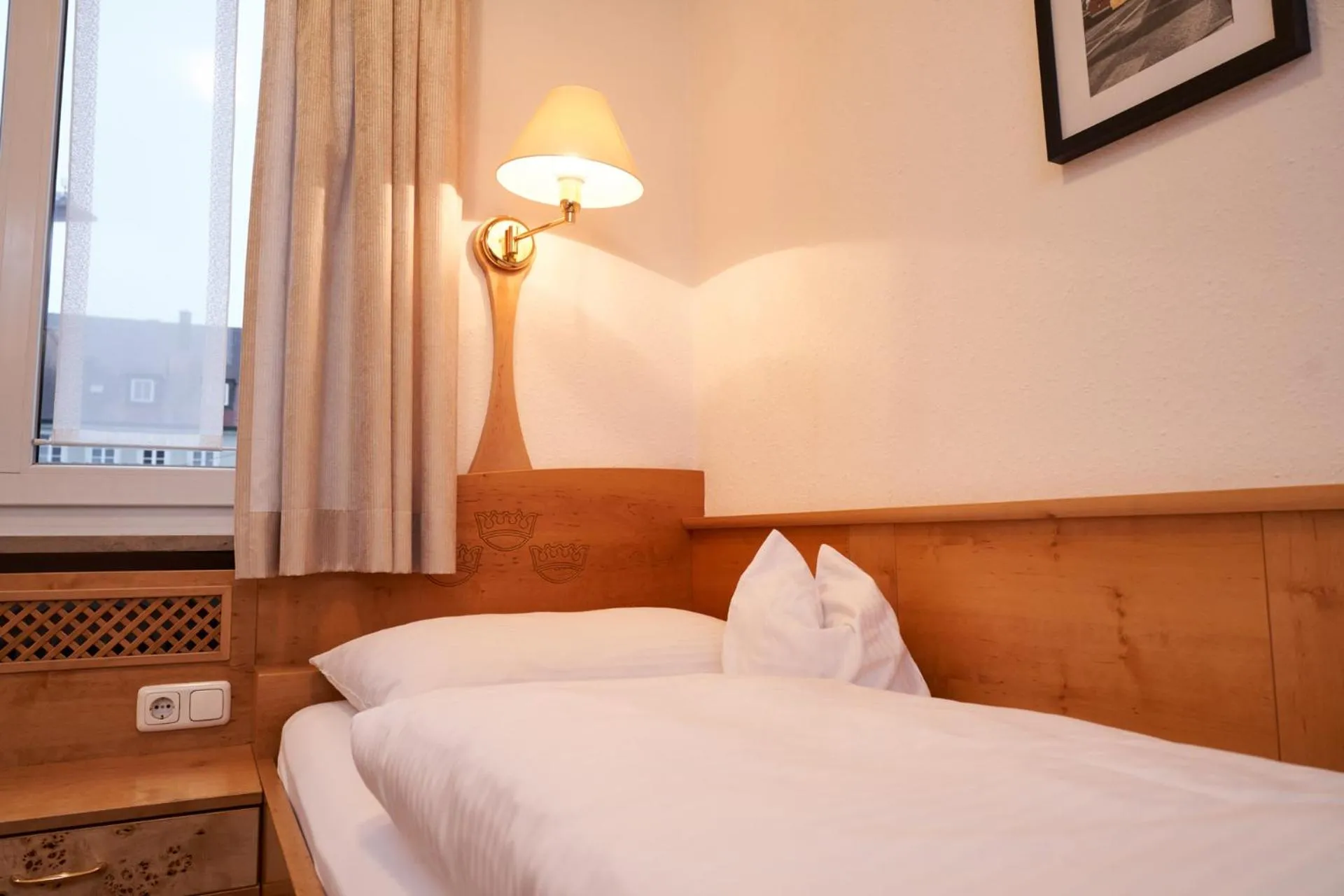 Bed in Hotel Zu den Drei Kronen