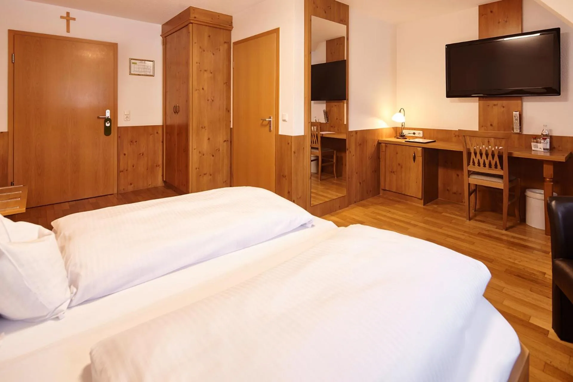 Photo of the whole room, Bed in Hotel Zu den Drei Kronen