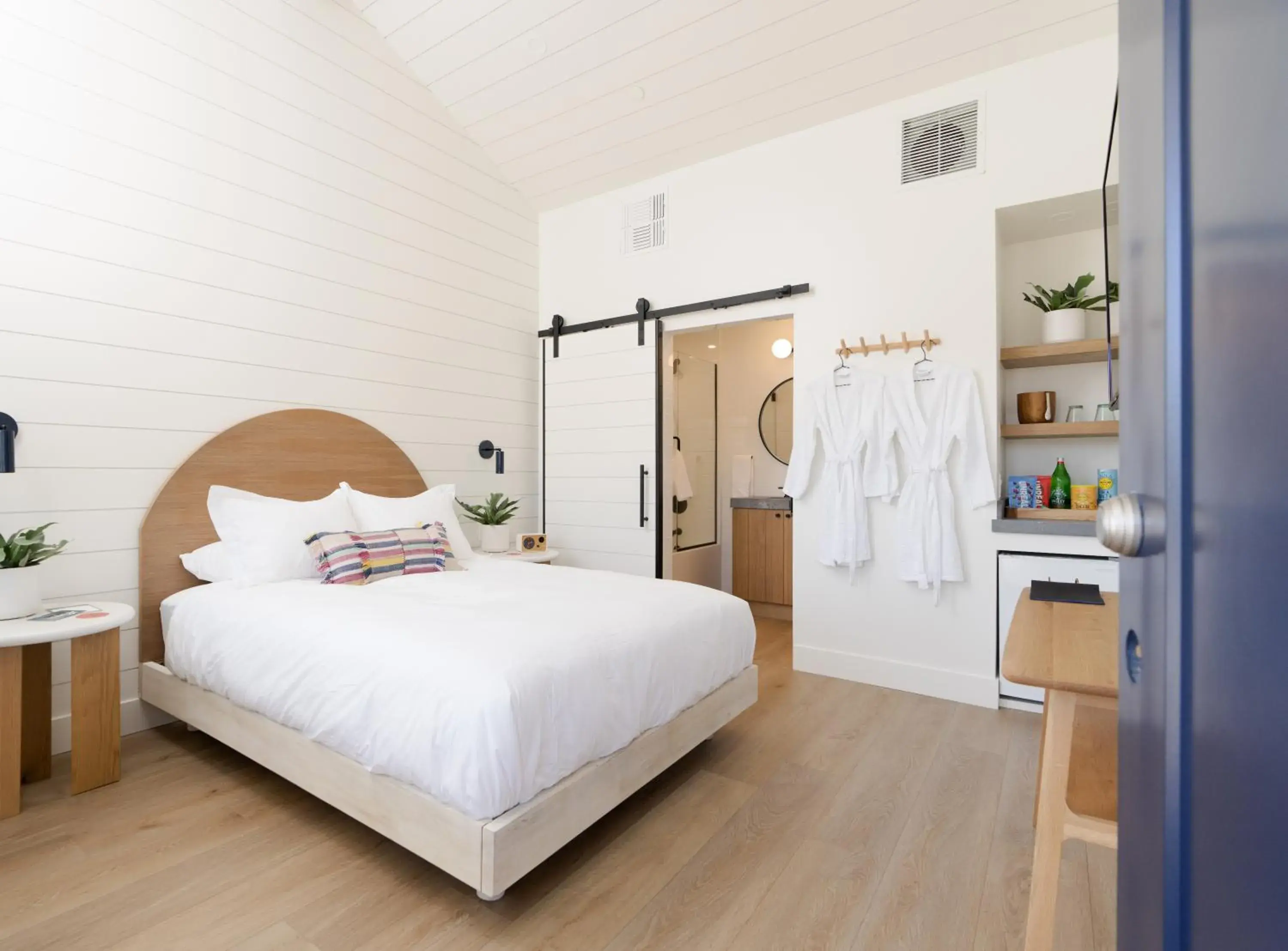 Standard Queen Room in The Pacific Motel Standard Queen Room in The Pacific Motel