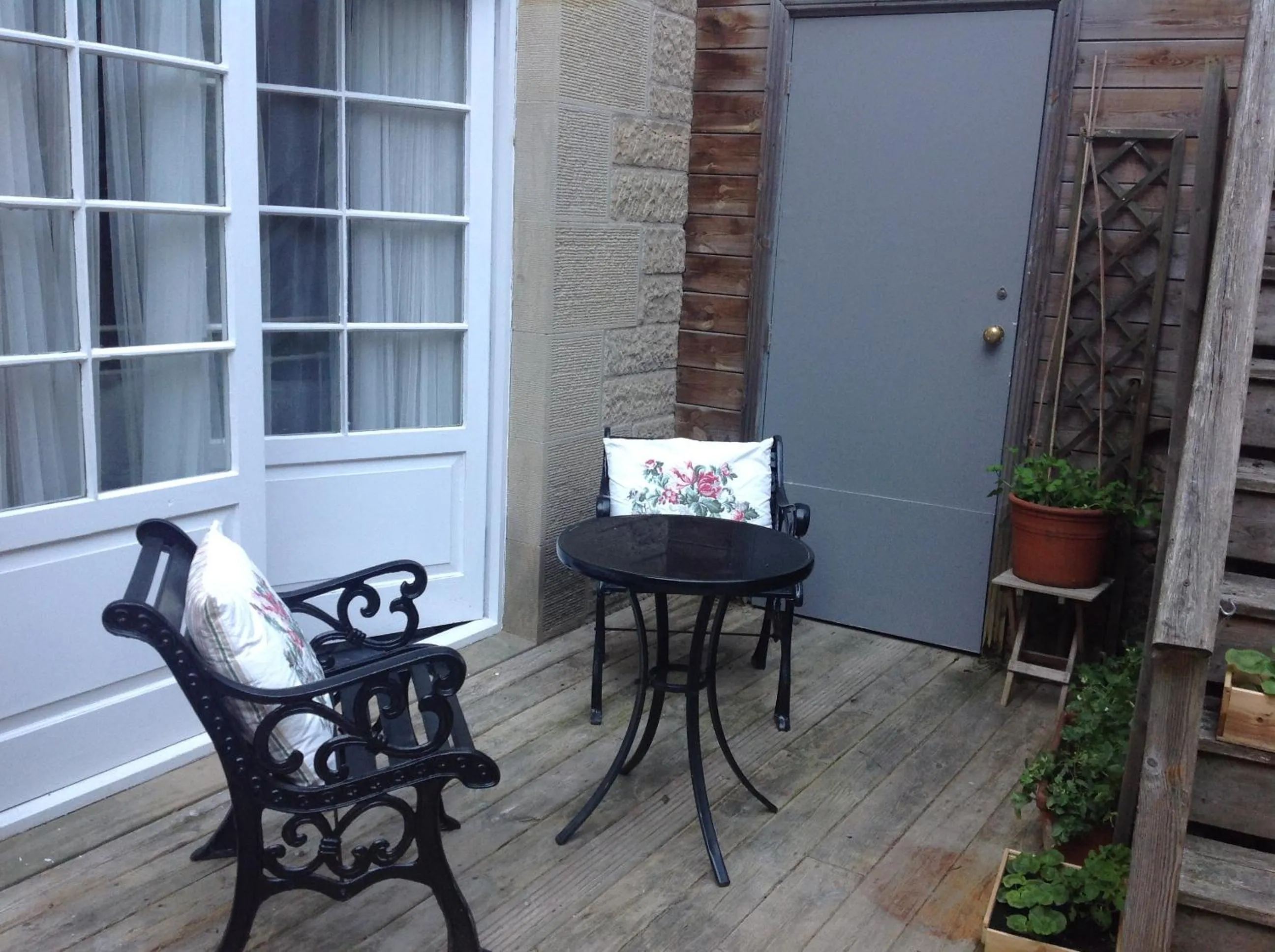 Seating area in A Room in the City - West