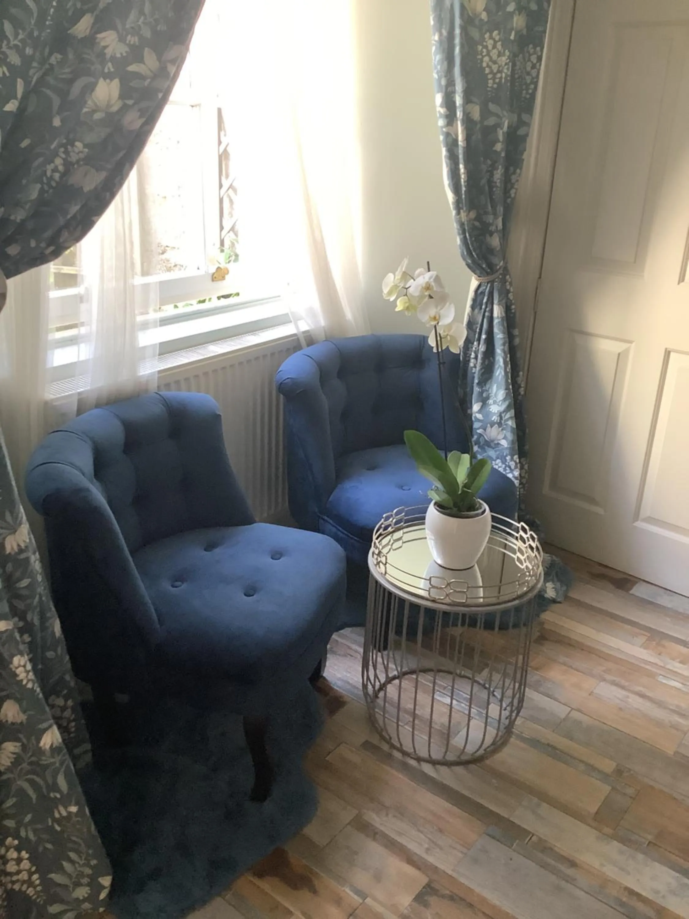 Seating area in A Room in the City - West