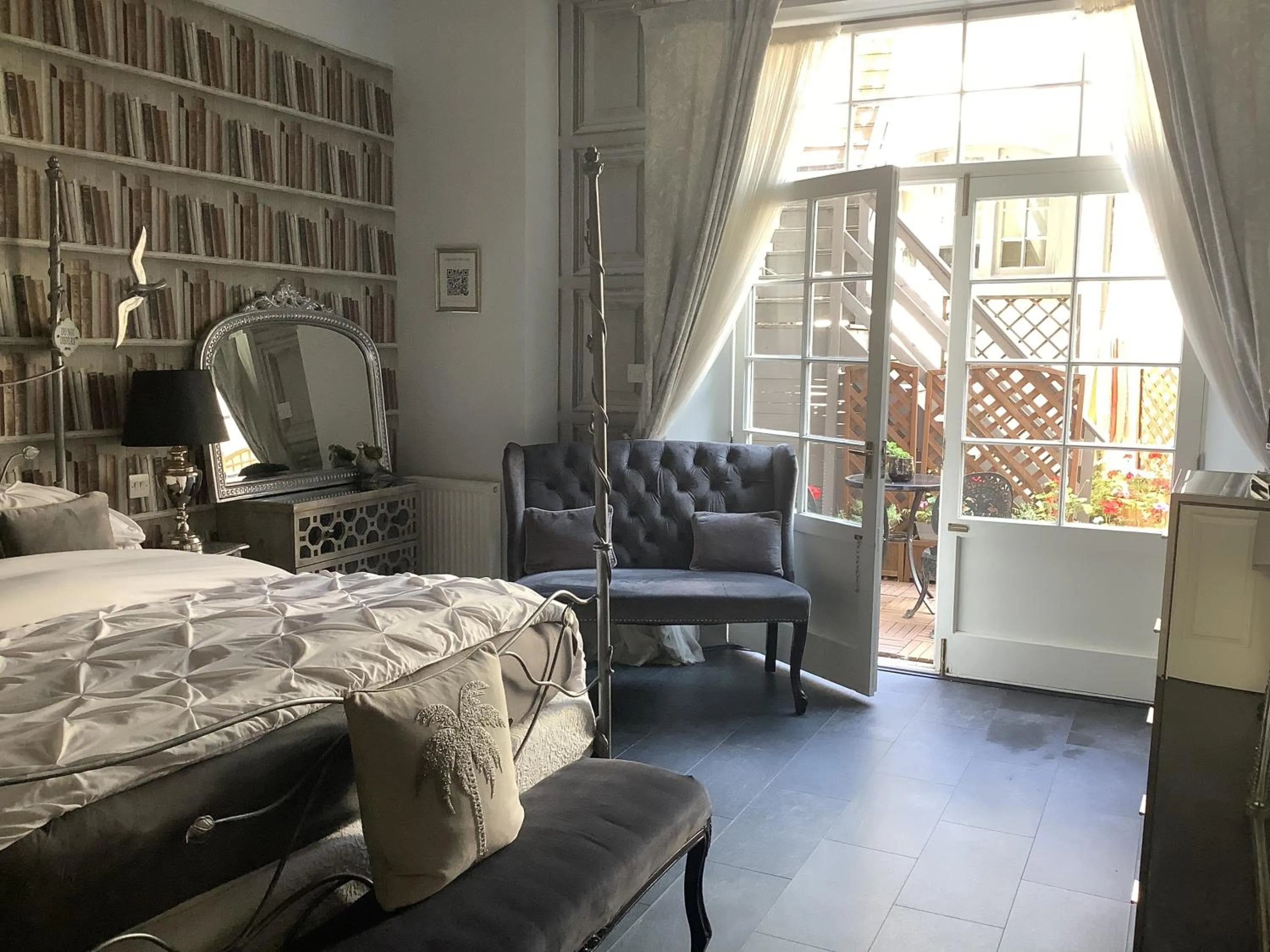 Seating area, Bed in A Room in the City - West