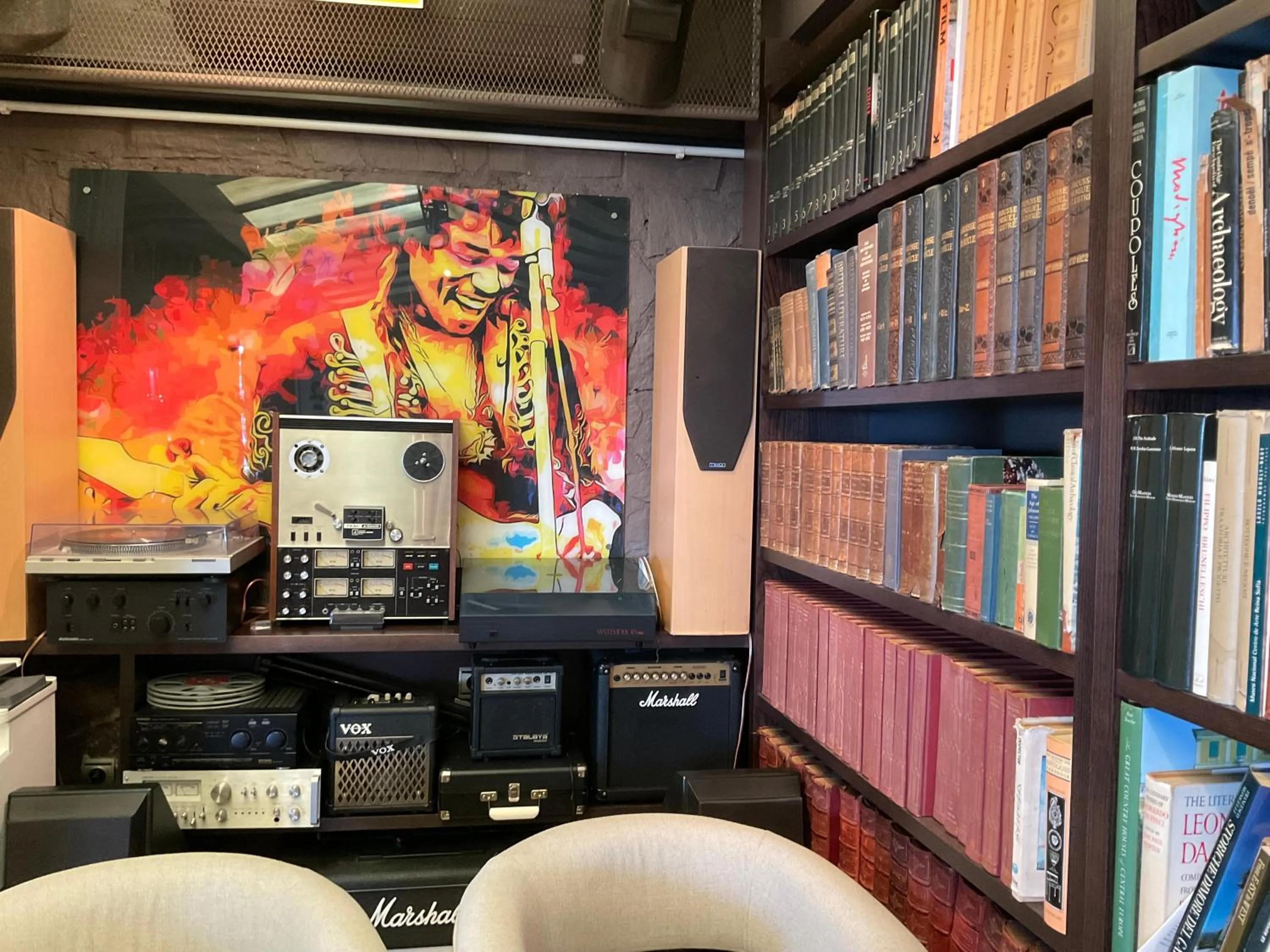 Communal lounge/ TV room in Marbella Boutique Art suites