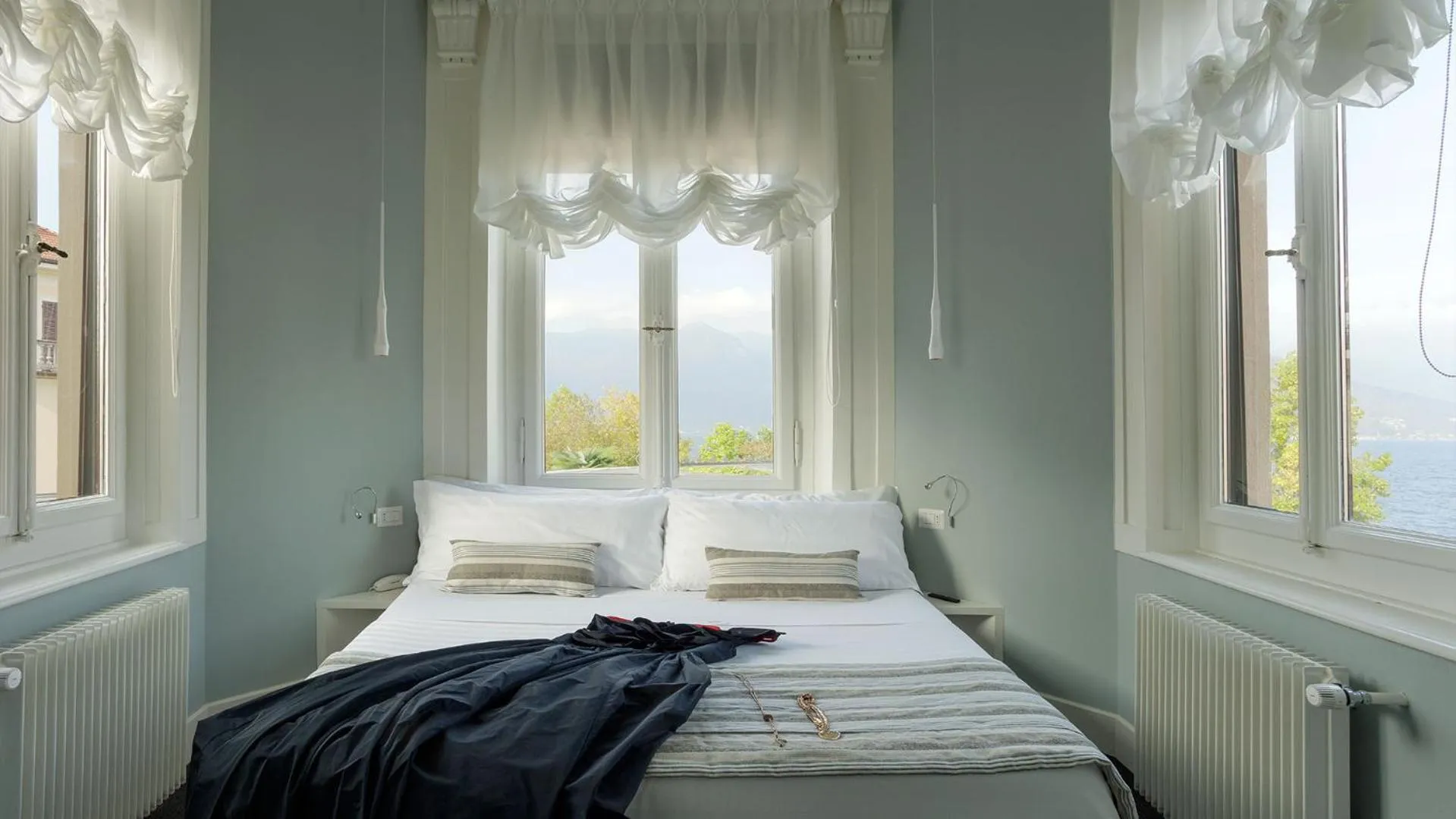 Bed in Camin Hotel Luino