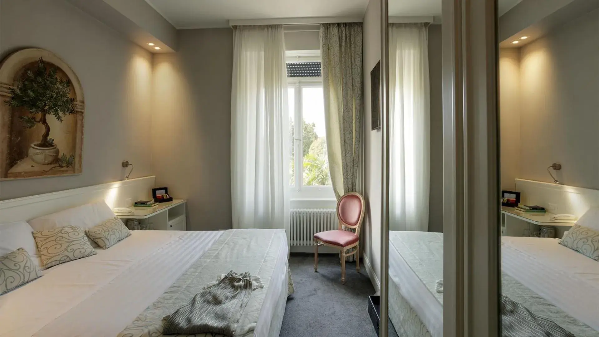 Double Room in Camin Hotel Luino Double Room in Camin Hotel Luino