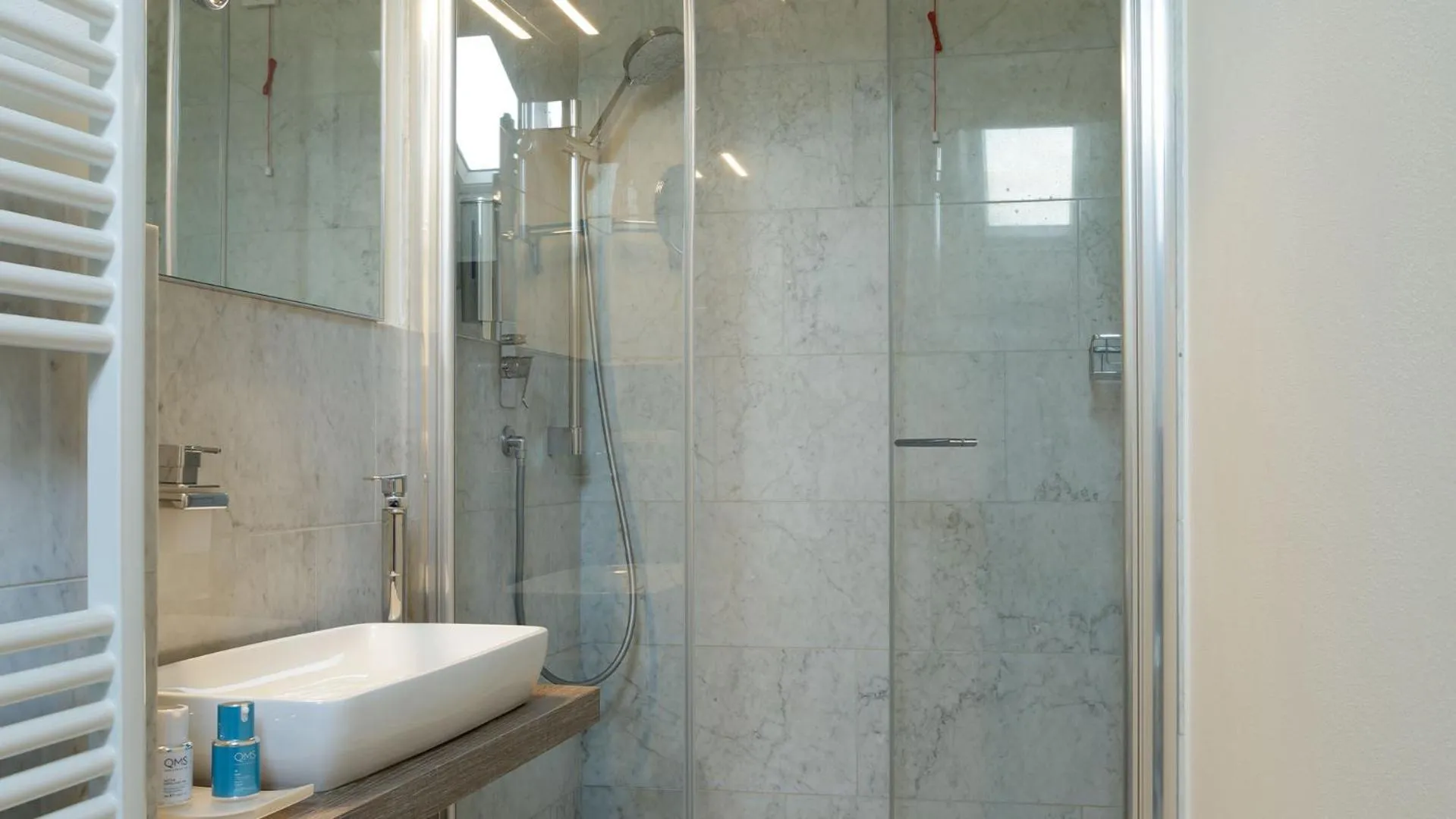 Shower in Camin Hotel Luino