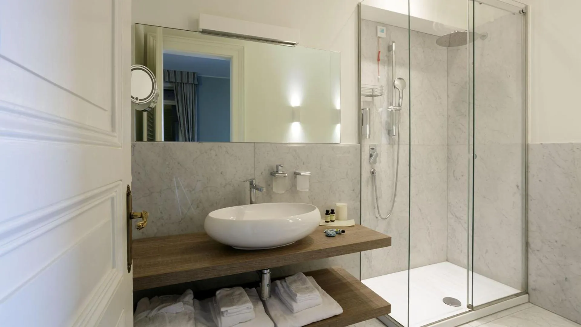 Shower in Camin Hotel Luino