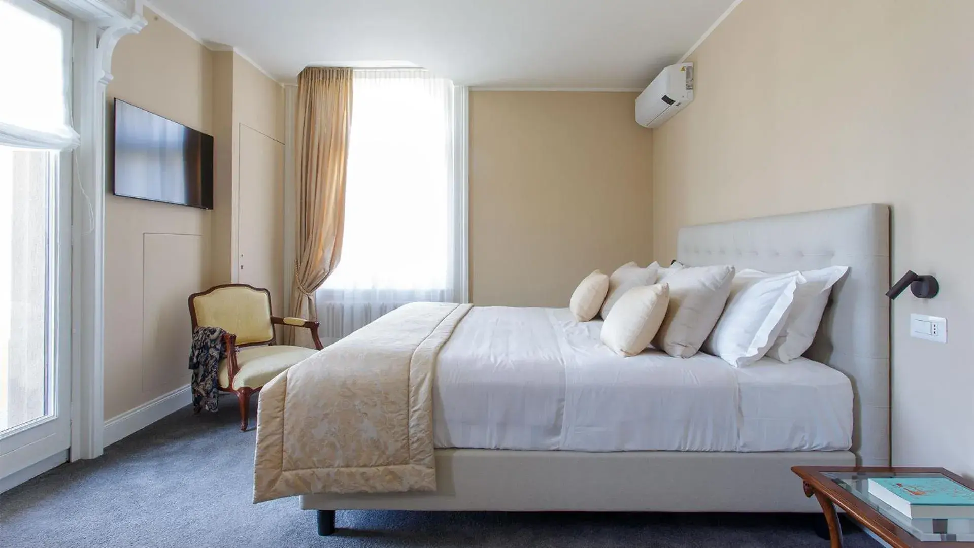 Deluxe Double Room with Balcony in Camin Hotel Luino Deluxe Double Room with Balcony in Camin Hotel Luino