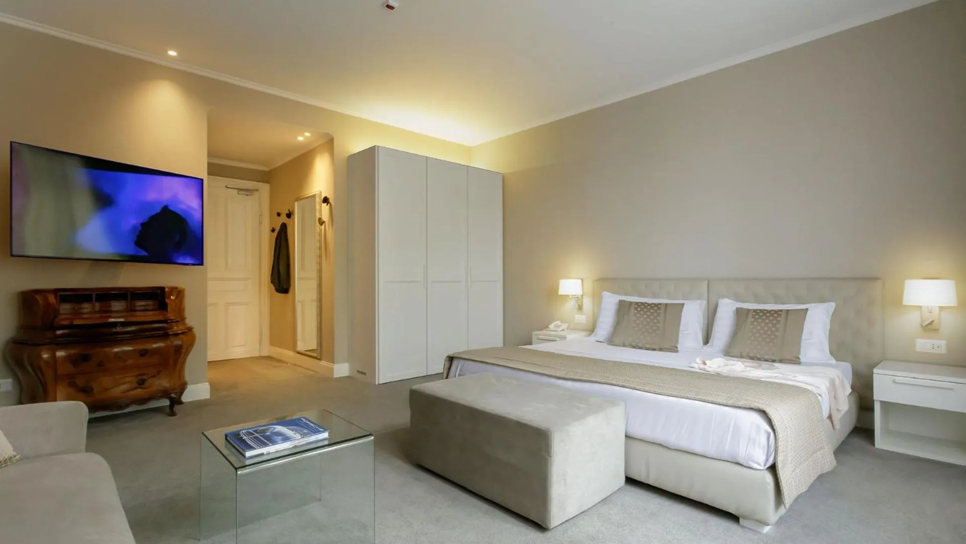 Bed in Camin Hotel Luino