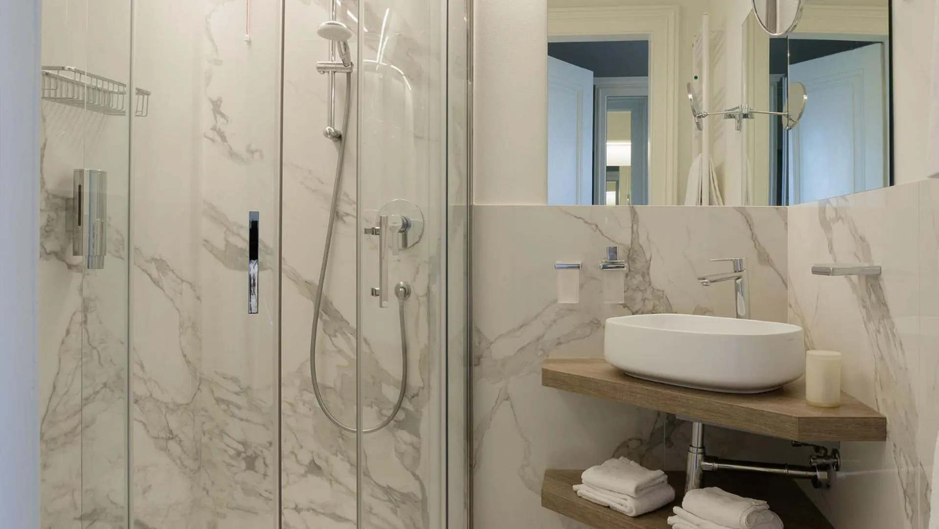 Shower in Camin Hotel Luino