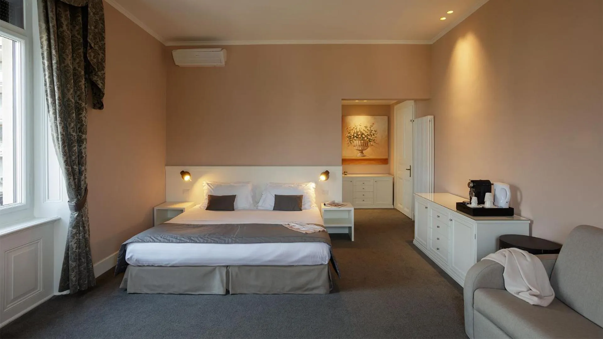 Photo of the whole room, Bed in Camin Hotel Luino