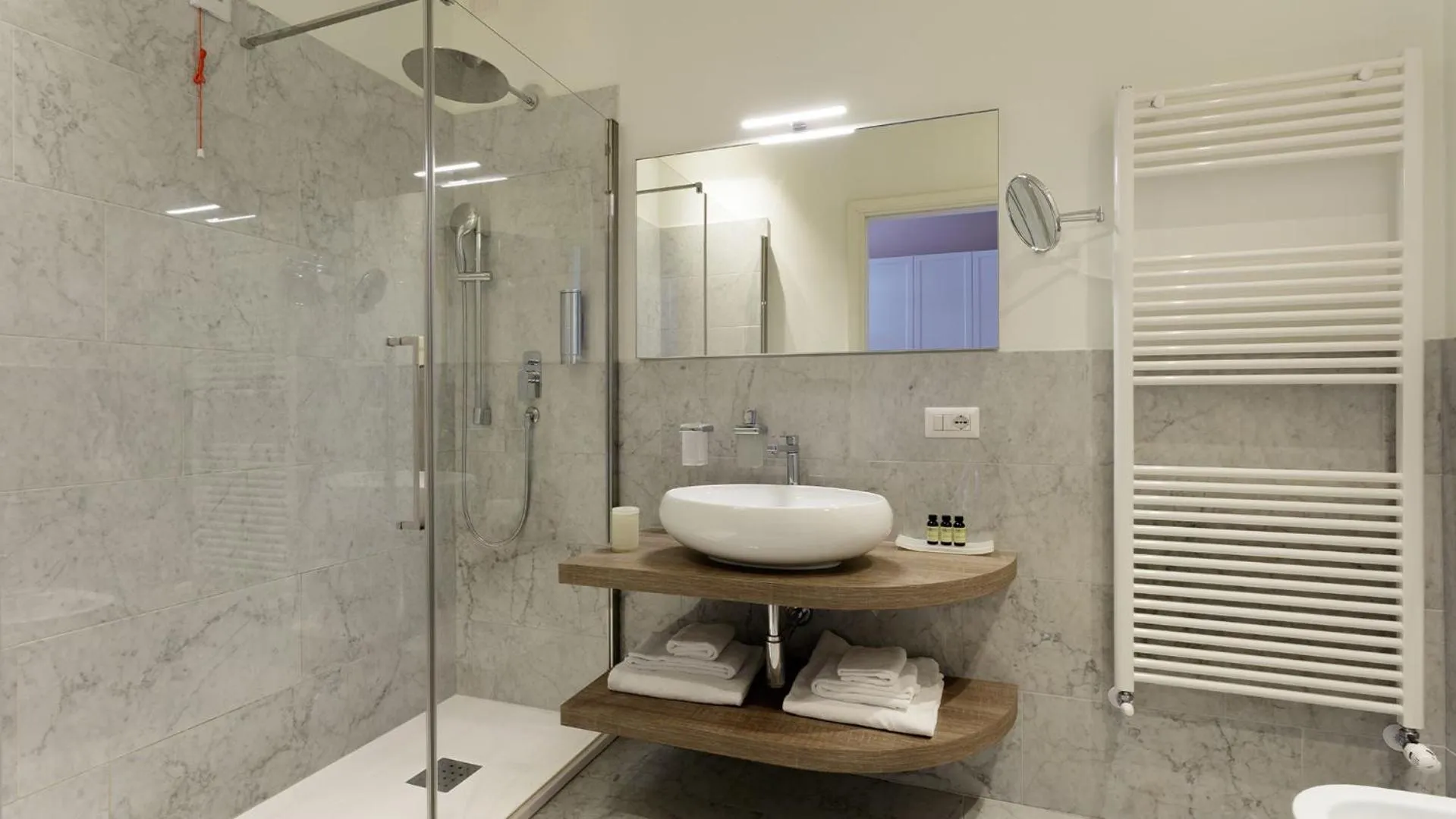 Shower in Camin Hotel Luino