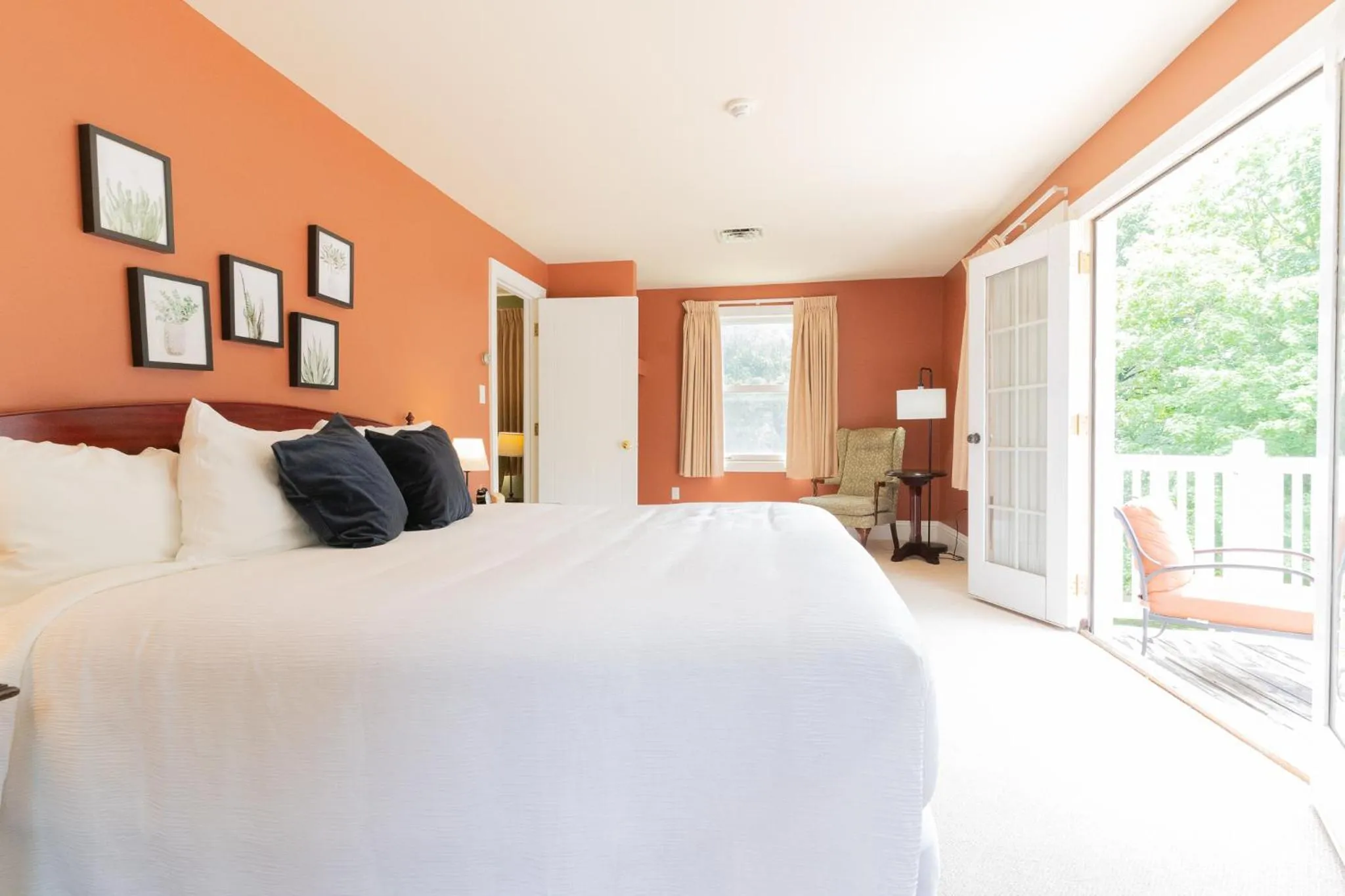 Bedroom, Bed in Westover Inn