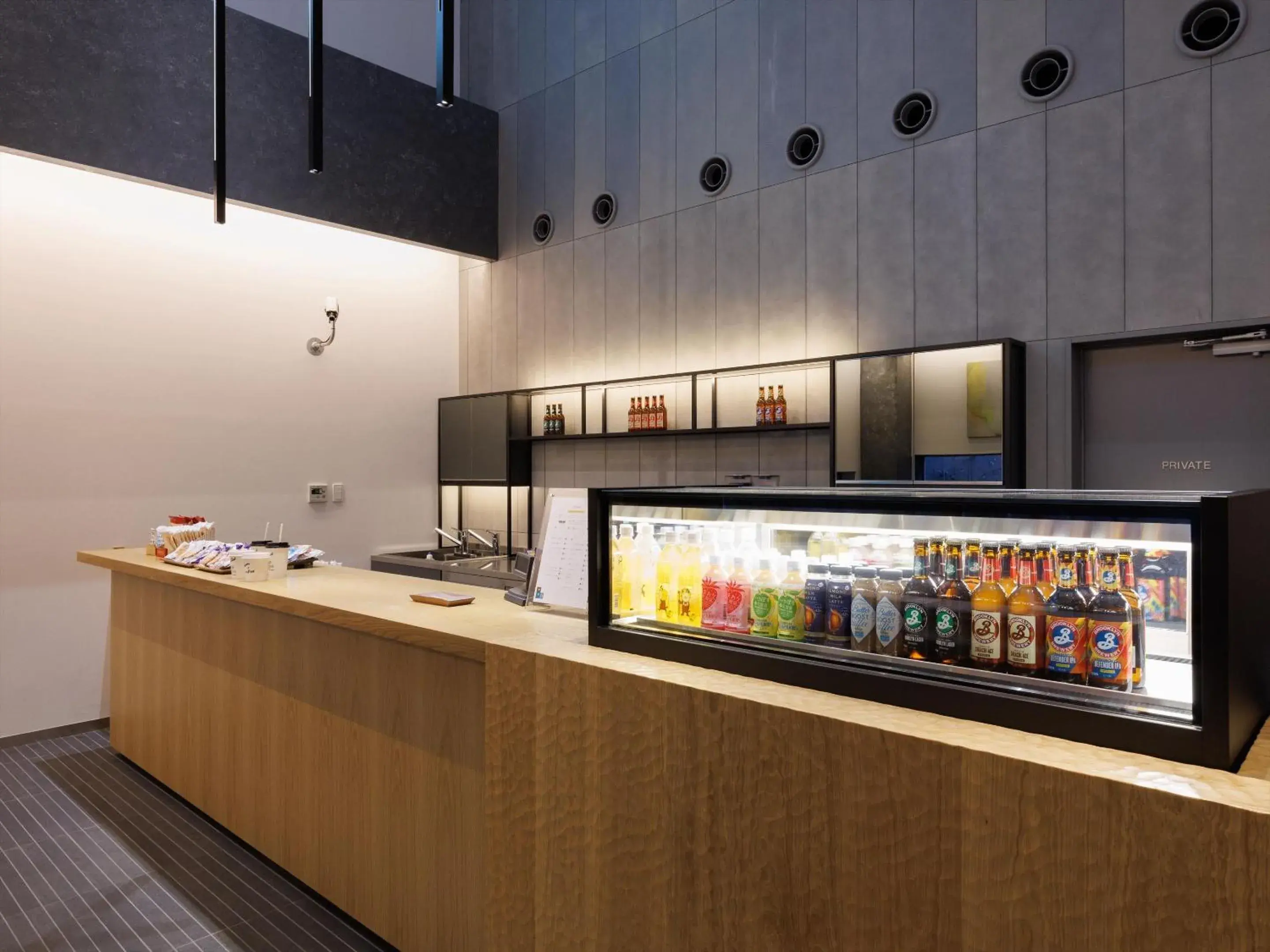 Lounge or bar in CROSS Life Hakata Yanagibashi Lounge or bar in CROSS Life Hakata Yanagibashi