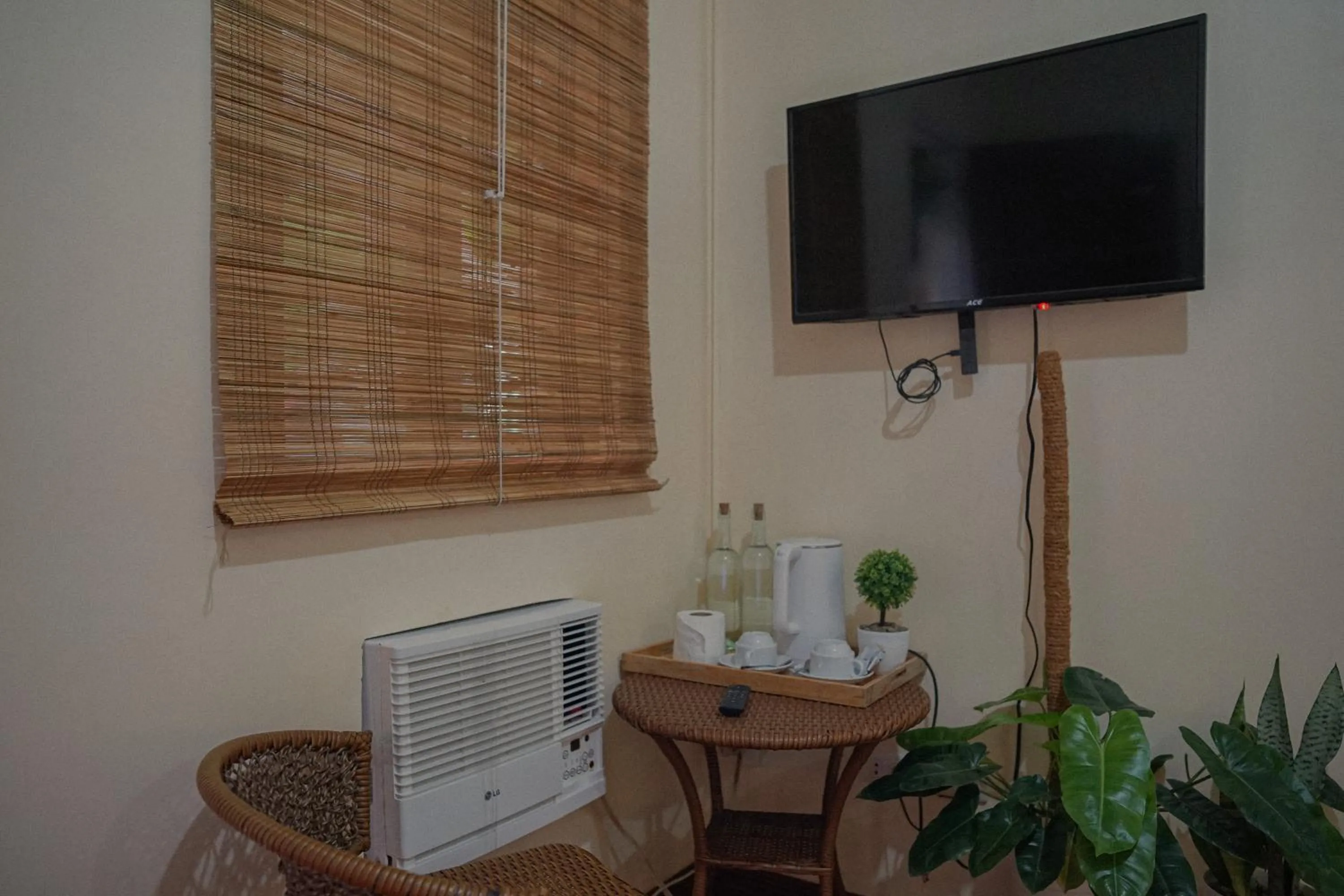 TV and multimedia in The Palms Resort & Bar