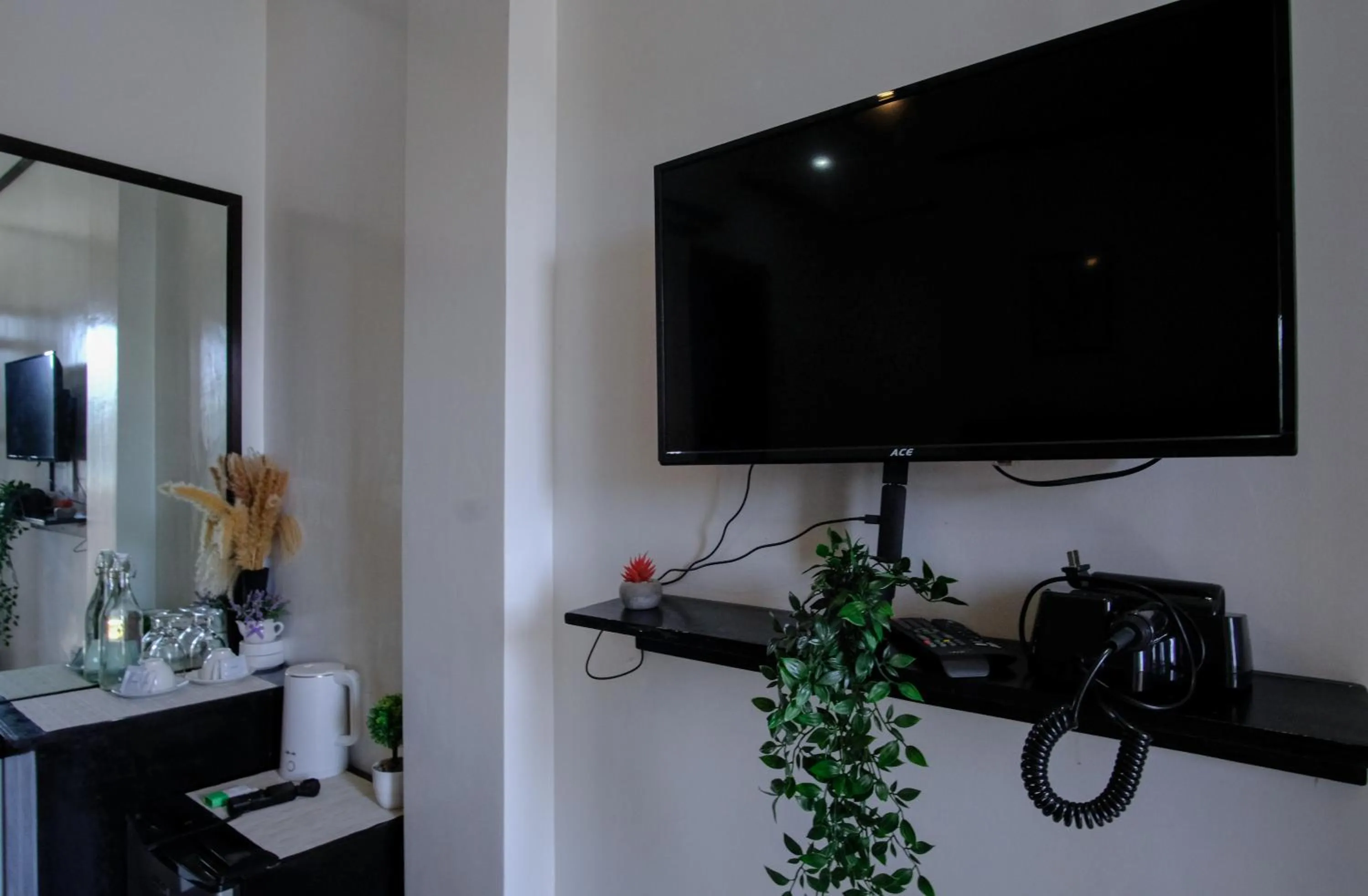 TV and multimedia in The Palms Resort & Bar