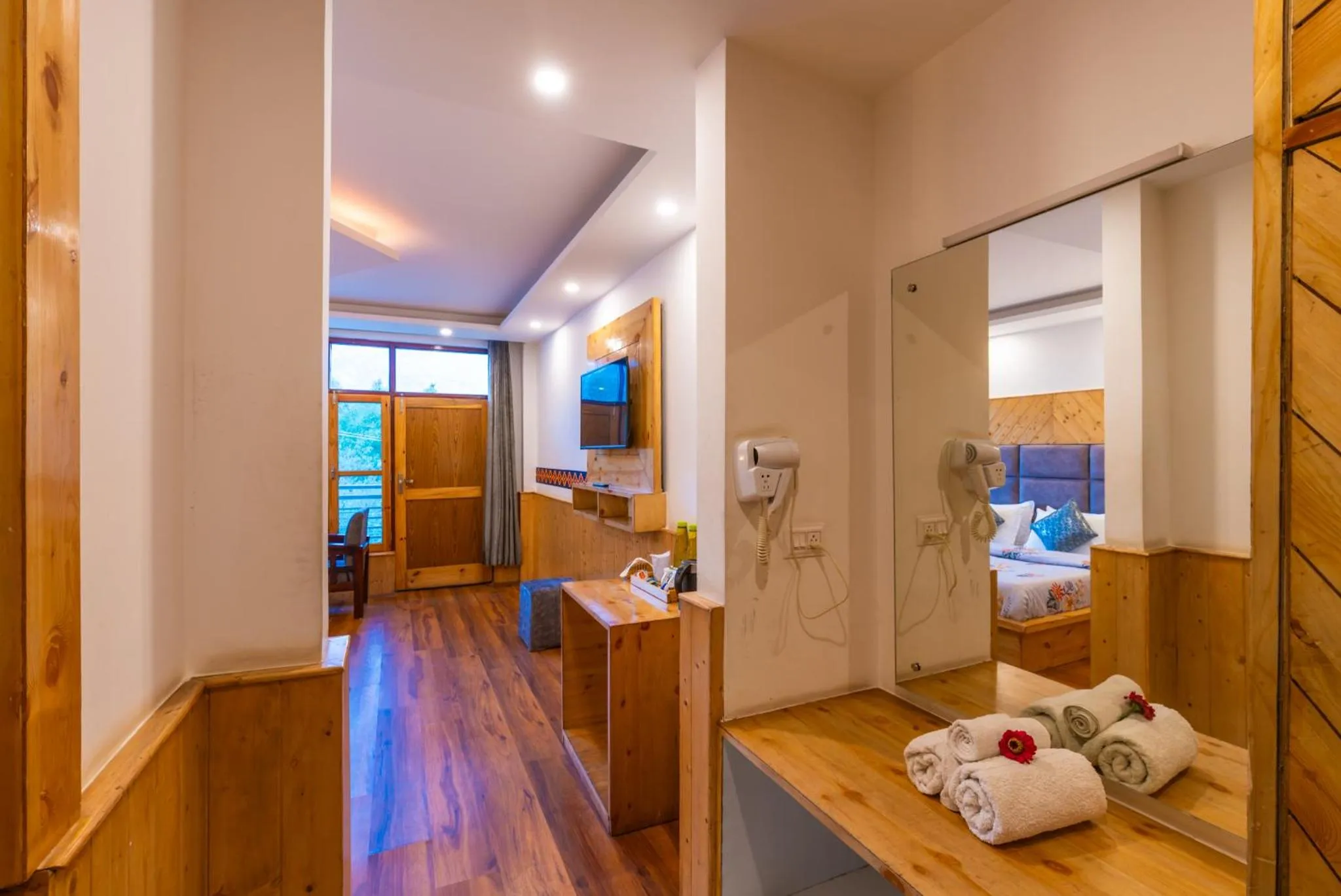 TV and multimedia, Bed in The 14 Gables, A Boutique Stay, Manali - Pet Friendly Hotel - Crown Palace