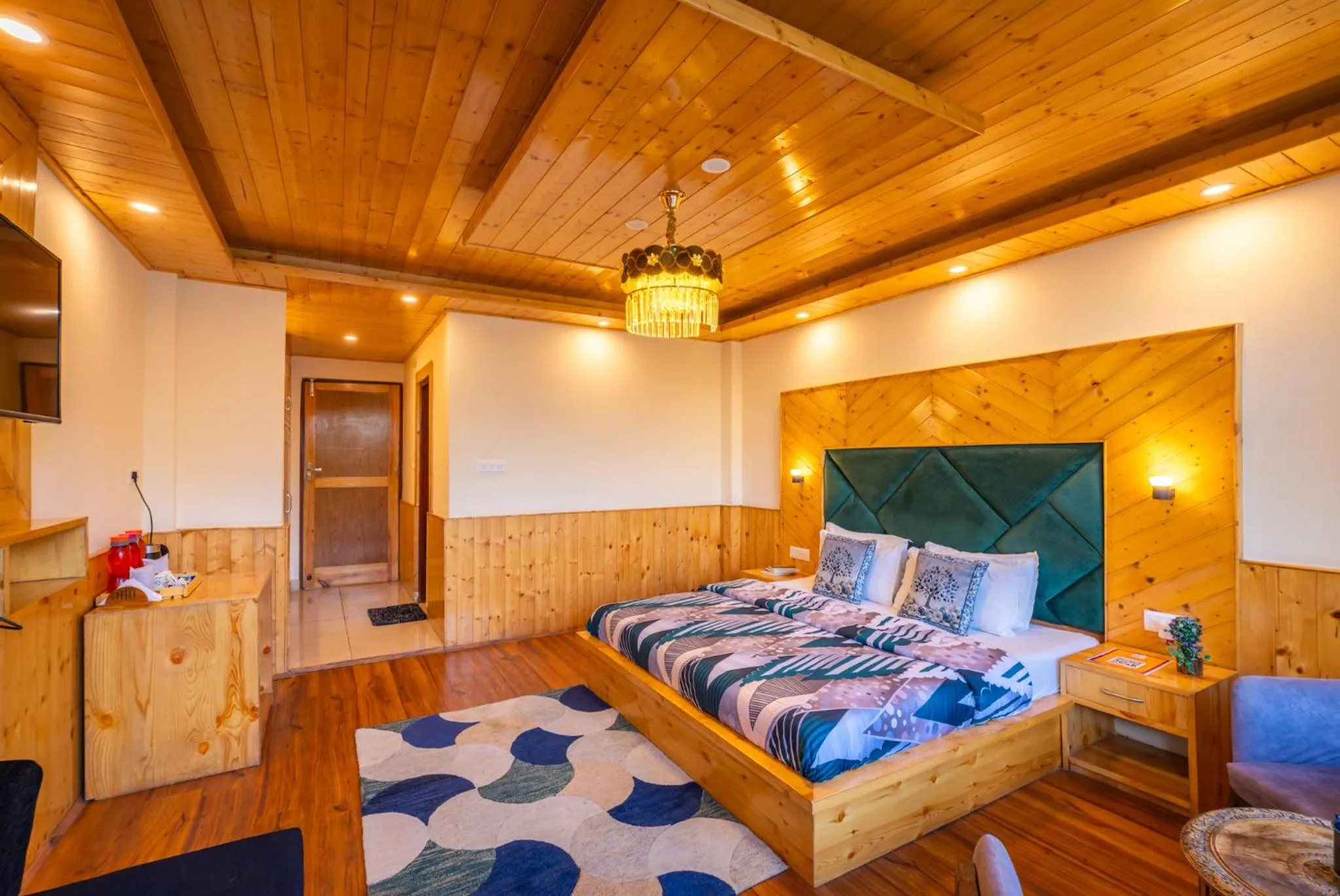 Kitchen or kitchenette, Bed in The 14 Gables, A Boutique Stay, Manali - Pet Friendly Hotel - Crown Palace