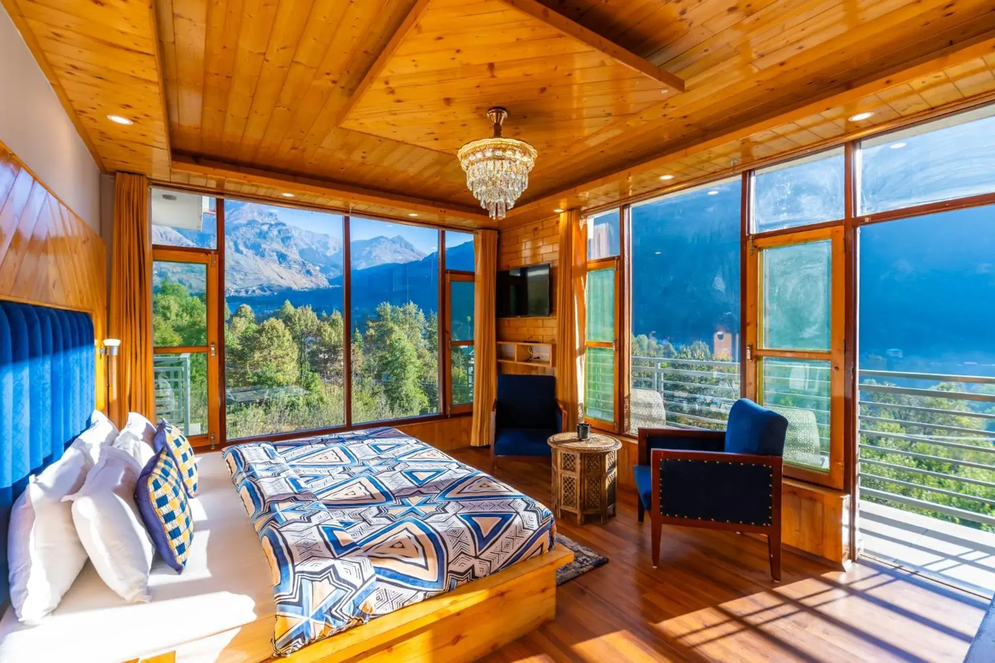 Superior King Room in The 14 Gables, A Boutique Stay, Manali - Pet Friendly Hotel - Crown Palace Superior King Room in The 14 Gables, A Boutique Stay, Manali - Pet Friendly Hotel - Crown Palace