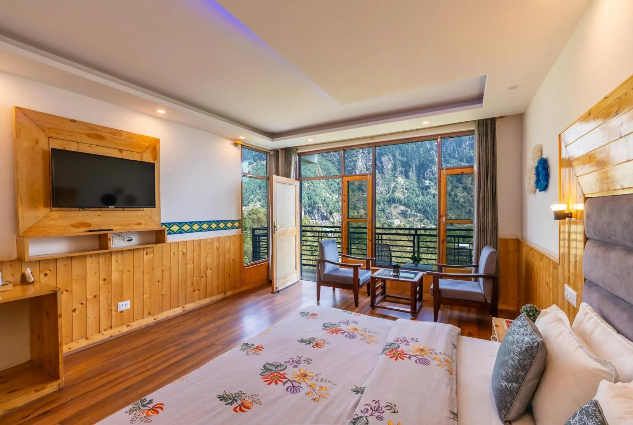TV and multimedia, Bed in The 14 Gables, A Boutique Stay, Manali - Pet Friendly Hotel - Crown Palace