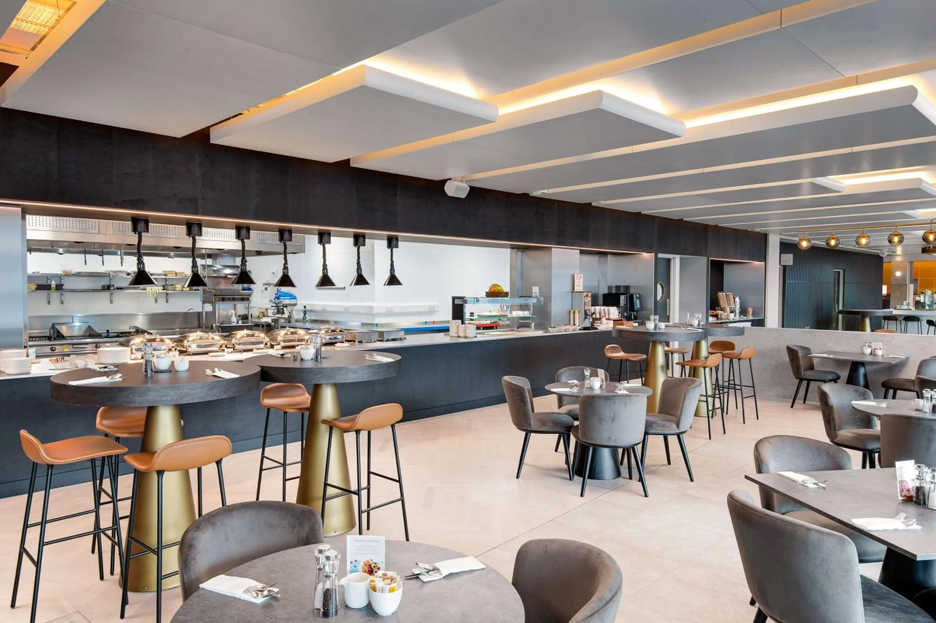 Restaurant/places to eat in Hilton Garden Inn Silverstone